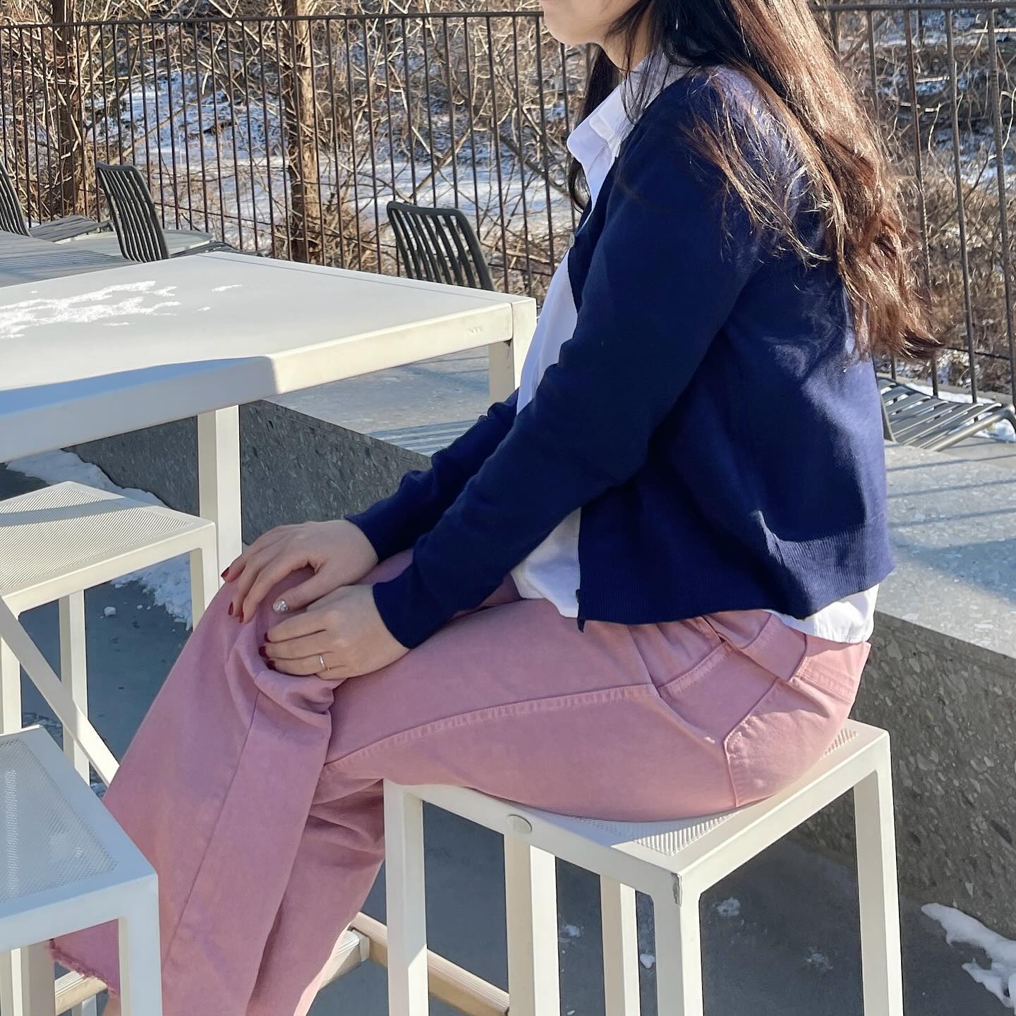 업체로부터 제공받은 제품입니다
너무 슬림하지도 않으면서 너무 루즈하지도 않은 기본 가디건이 필요했는데 딱 생각했던 핏의 가디건 발견!
안에 셔츠 입고 입어도 꽉 끼지 않으면서 부해보이지 않게 잡아주는 핏이예요~😆
라운드넥이라 니트처럼 입기도 단추 잠그고 입어도 예쁘고,단추 다 푸르고 입어도 예쁨😍
밑단 시보리가 핏 잘잡아줘서 크롭 아니어도 핏 딱떨어지고 여러 하의스타일에 잘 어울리더라구용💕
소매 시보리는 짱짱해서 살짝 걷어서 입어줘도 안 흘러내리고 예쁘게 핏되고,겨울에도 바람 안들어와서 넘 좋았어요!
보풀 잘 일어날것 같은 소재가 아니라 매끈하면서 부들부들한 소재라 굿굿👍👍

기본핏으로 매끈 부들한 질좋은 소재 기본 가디건 찾는 사람한테 추천! woodpica_