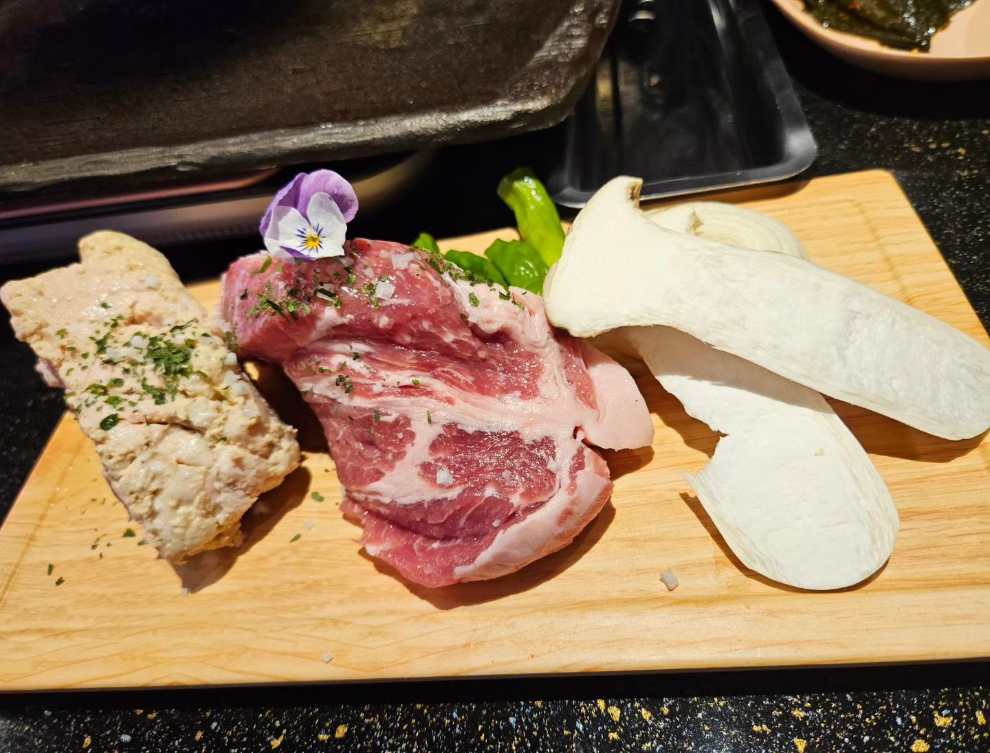 #협찬#삼겹소울

호텔상가 1층에 위치한 넓고 깔끔한 식당이 오픈해서 다녀왔어요.
분위기도 좋고, 맛도 좋아서 자주 갈꺼같아요👍
매장은 100명 수용 가능한 큰 사이즈의 삼겹살집이었고, 20명 이용 가능한 프라이빗 한 룸도 갖추고 있어서 단체 회식을 할 수 있어요.제가 도착했을땐 이미 단체회식을 하고 계셨어요.
매장 분위기가 너무 좋아서 ㅎ데이트하기도 너무 좋아 보였어요.ㅎ
또한 삼겹소울은 킨텍스 삼겹살 맛집 삼겹 소울은 
돼지 삼겹살 전문점이라서 미소 삼겹, 눈꽃 목살, 쫄면 주문을 했는데 정말 맛도 끝내줬어요.꼭 가보세요.♡♡

#킨텍스맛집#킨텍스삼겹#리뷰진#킨텍스삼겹살#일산고기집#원마운트맛집#킨텍스맛집#일산고깃집#일산맛집#일산삼겹살#삼겹살맛집^