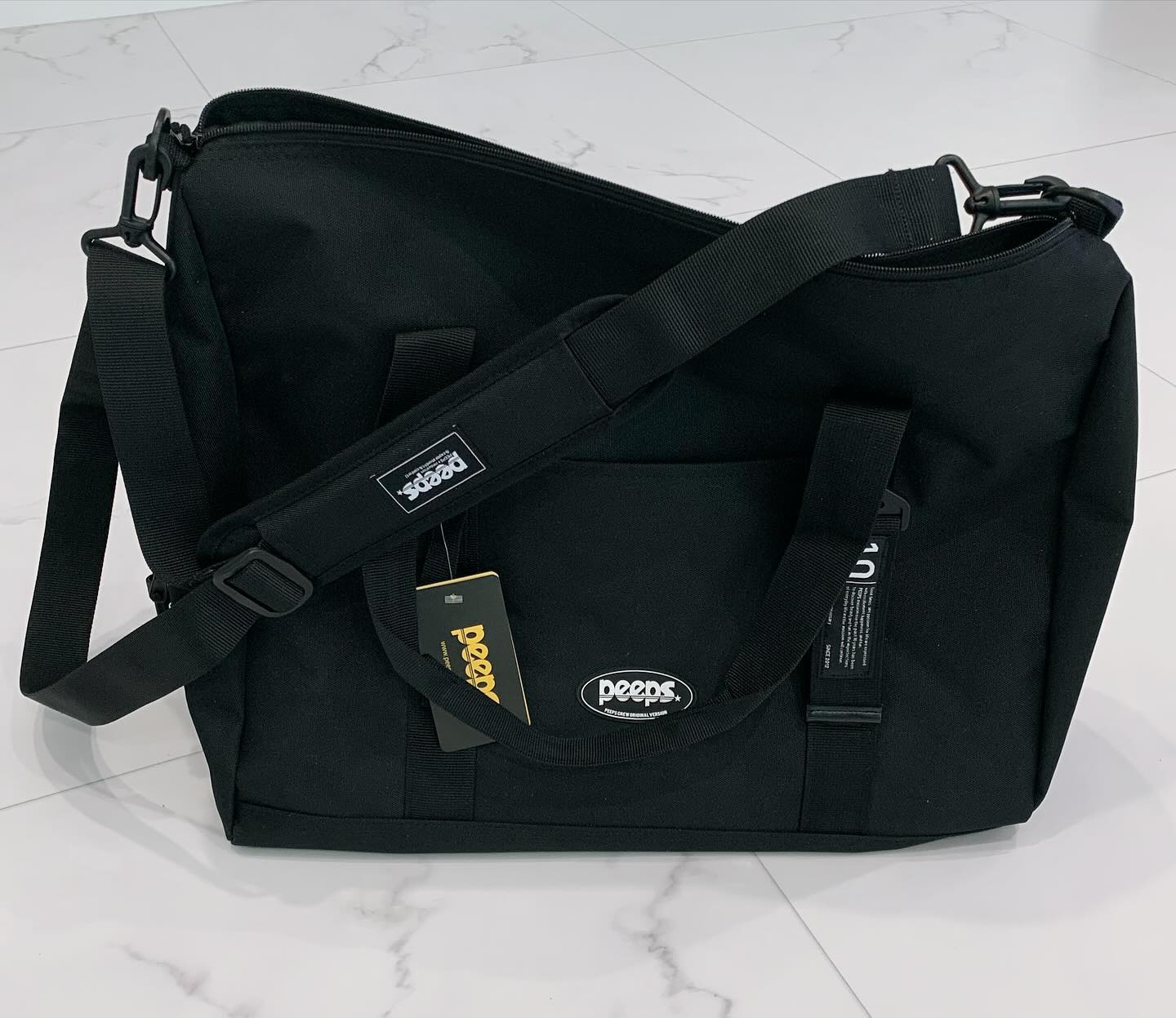 #협찬 

"PEEPS metro boston bag"
핍스 메트로 보스턴 백 

여행용 혹은 데일리로 모두 활용 가능한 
🧰핍스 메트로 보스턴 백🧰

양 옆에 달린 후크를 활용해 
두가지 디자인으로 연출 가능한 아이템으로 
펼쳤을때 넉넉한 사이즈를 자랑하는 대형가방 이에요❛ᴗ❛

정면에는 모자나 겉옷등을 걸 수 있는 두개의 버클이 있고
뒷면에는 여행용 캐리어에 고정할 수 있어 
여행용 보조가방으로도 딱이랍니다 ⋆◡̎⋆

어깨끈도 있어 탈부착이 가능해
크로스백으로도 활용 가능한 핍스 메트로 보스턴 백

1박2일 간단한 여행시에도 
핍스 메트로 보스턴백 하나만 챙기면 ･ᴗ･👌🏻
✔️여행가방 뿐만 아니라 
✔️운동가방
✔️헬스가방
등 활용도 높은 빅백이에요 ◡̈ 

캐리어에도 들어가는 크기로
여행시 짐이 늘었을때 보조가방으로도 
활용하기 좋은 가방이랍니다 ʕ·ᴥ· ʔ

📍평생 무상 A/S가능
📍사은품 증정
📍가격 할인 중이니
데일리로 또는 여행용으로 활용 가능한 
대형 가방을 찾는다면

무신사 스토어에서 
🧰핍스 메트로 보스턴 백🧰 구매해 사용해 보세요 :)
.
.
.
.
#핍스 #PEEPS #크로스백 #대형가방 #여행가방 #운동가방 #헬스가방 #보스턴백 #빅백추천 #캐리어보조가방추천 #핍스메트로보스턴백 #peeps_official