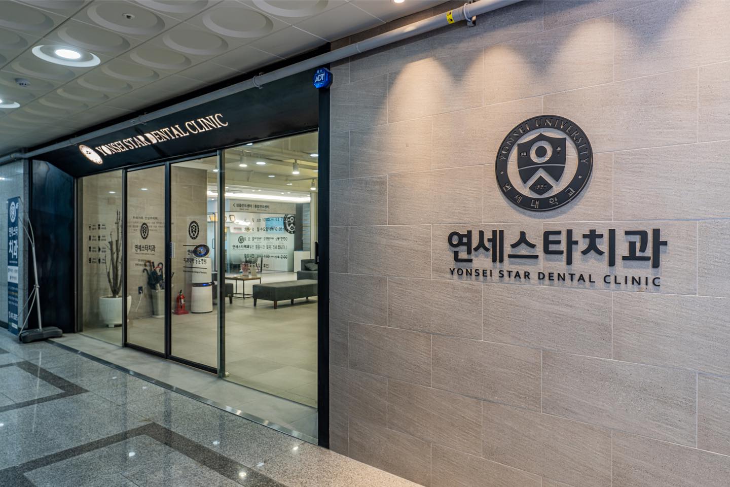 #협찬

안산 중앙동에서 만나는 
연세대 세브란스급 진료서비스​
분과별 8인 전문의 협력진료​
기본에 충실한 #연세스타치과

✔️연세대학교 치의학박사 (Ph.D) 및 치과교정과 / 구강악안면외과 / 치과보철과 / 치과보존과 / 치주과 / 소아치과 / ​​통합치의학과 전문

✔️ 임플란트, 치아교정, 충치치료, 잇몸치료, 사랑니발치, 소아진료, 턱관절치료, 자연치아살리기 등 중점 진료

💥  대학병원급 디지털 진단 및 시술장비 도입과 좋은 재료로 좋은 결과만을 고집

🧭4호선 중앙역 1번출구 도보 5분거리, 파스쿠찌 안산중앙점, 신축건물 지스타프라자 4층에 위치

✔️건물내 지하 1-3층에 주차 가능

yonseistar_dental

#안산치과 #안산임플란트 #안산중앙동치과 #안산고잔동치과 #안산교정치과 #안산사랑니 #안산턱관절 #안산치아교정 #안산치과추천 #안산치과잘하는곳 #안산연세스타치과 #안산연세스타치과의원 #연세스타치과 #연세스타치과의원