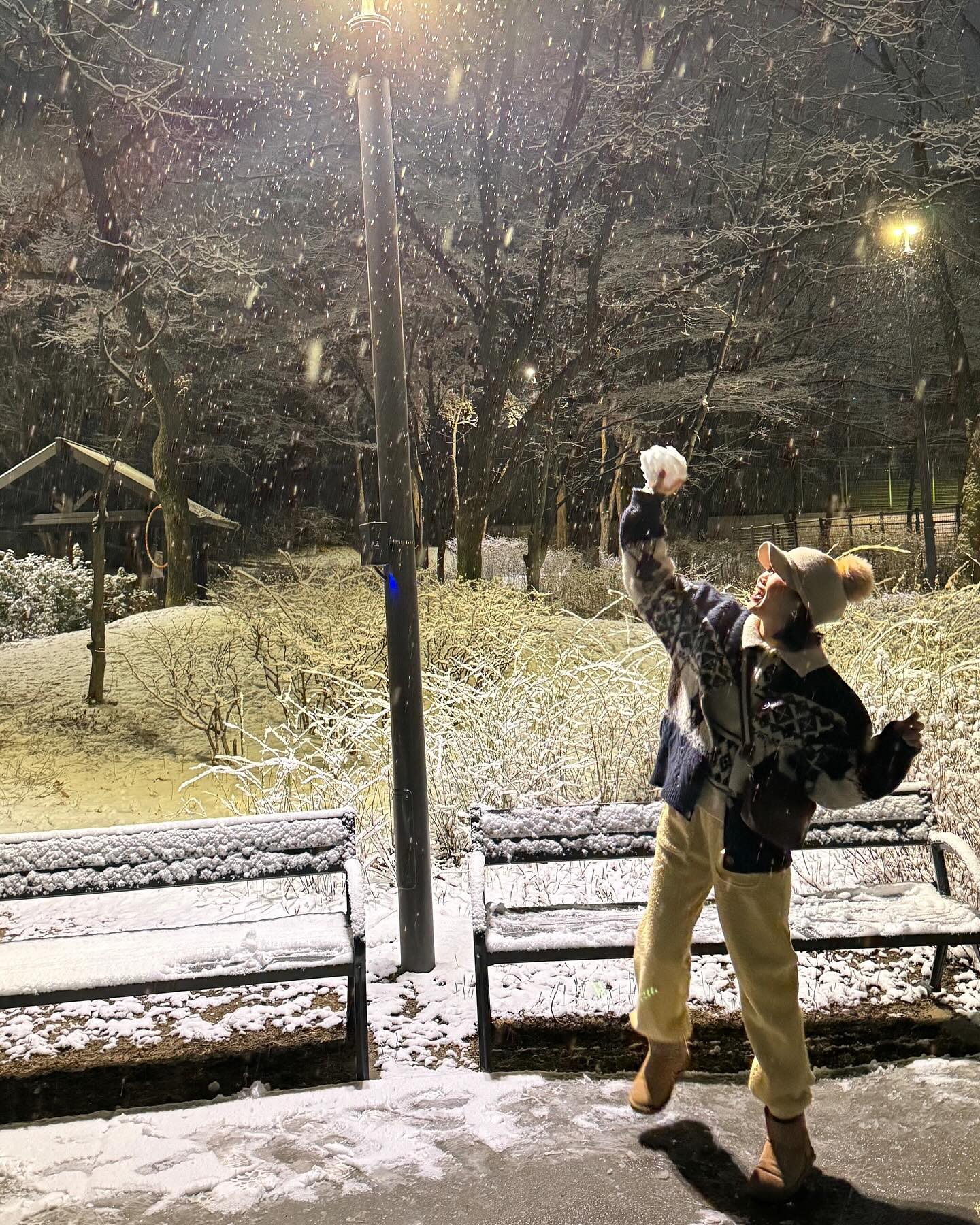 #타임슬립 ㅎㅎ옛날로 돌아간 듯 신나게 놀았네요 ☃️❄️
#눈오는날 야밤에 공원 나들이는 굿!! 잼있당 ㅎㅎ
-
-
#겨울 #눈오는날❄️ #겨울감성 이번 겨울 또 대박 눈이 올까?
한번만 더 왔음 좋겠다 #선자령 가게 ㅋㅋ