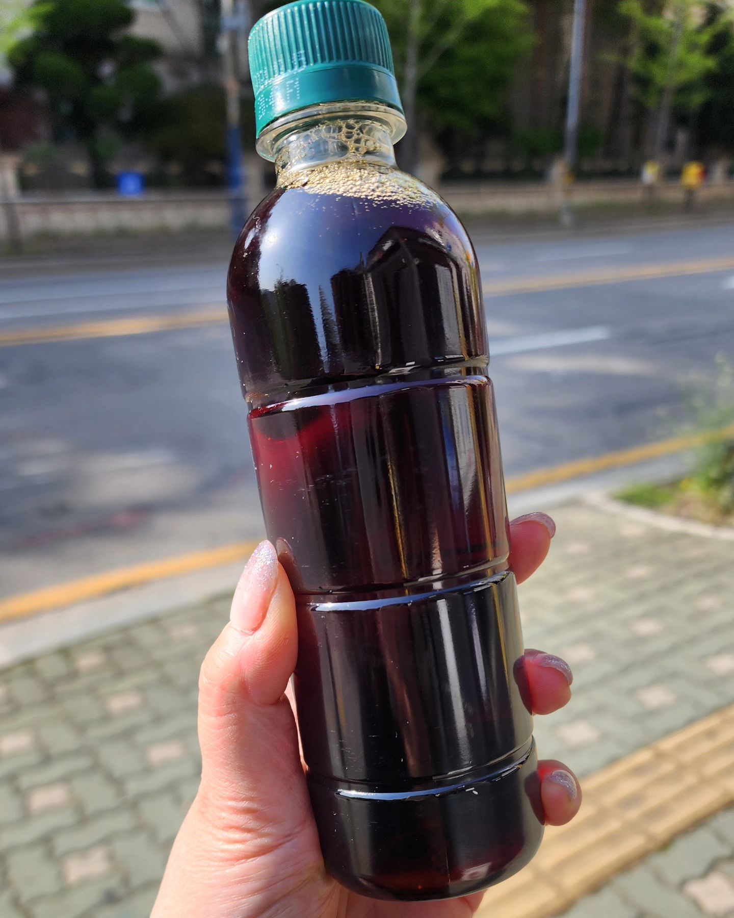 #할인구매 freshmaeil #바리스타룰스 #바리스타룰스디카페인
☕️ 

편의점에서도 자주 구입해서 마시는 바리스타룰스 제품이라 맛은 의심이 없었어요.
간편하게 휴대하고 다니기 좋고
마시고 남아도 뚜겅 닫아서 보관하기 좋고
환경을 생각하는 무라벨 제품이라 착하고 기특한 제품.

디카페인이라 언제나 부담없이 마실수 있어 좋다🥰
맛도 👍

#다이어트 #음식 #디카페인아메리카노 #육아 #매일유업커피 #무라벨커피 #바리스타룰스커피 #화장품 #08L #뷰티 #아메리카노 #신상품나왔을땐
