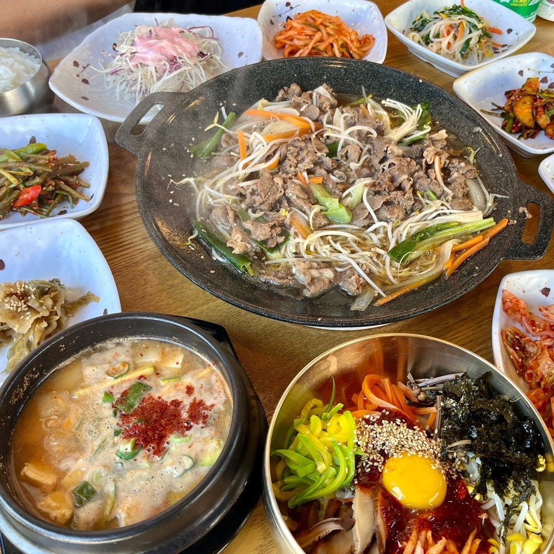 은행로12 맛집 찐인정😄 
전주한옥마을 근처 맛있는 밥집 은행로12. 
주소가 은행로12라서...ㅋㅋㅋ 기발한 네임의 식당👍 
저녁엔 술상으로도 오우케이👌
술상밥상이 다 있다는 것!
엄마가 해준 것 같은 집밥 스타일 간도 좋고 맛있었음. 
밥 두공기 때리는건 기본옵션😍🧡
.
.
.
#은행로12 #전주맛집 #전주한옥마을맛집 #전주밥집 #전주한옥마을밥집 #전주한옥마을술집 #전우한옥마을안주맛집 #전주안주맛집