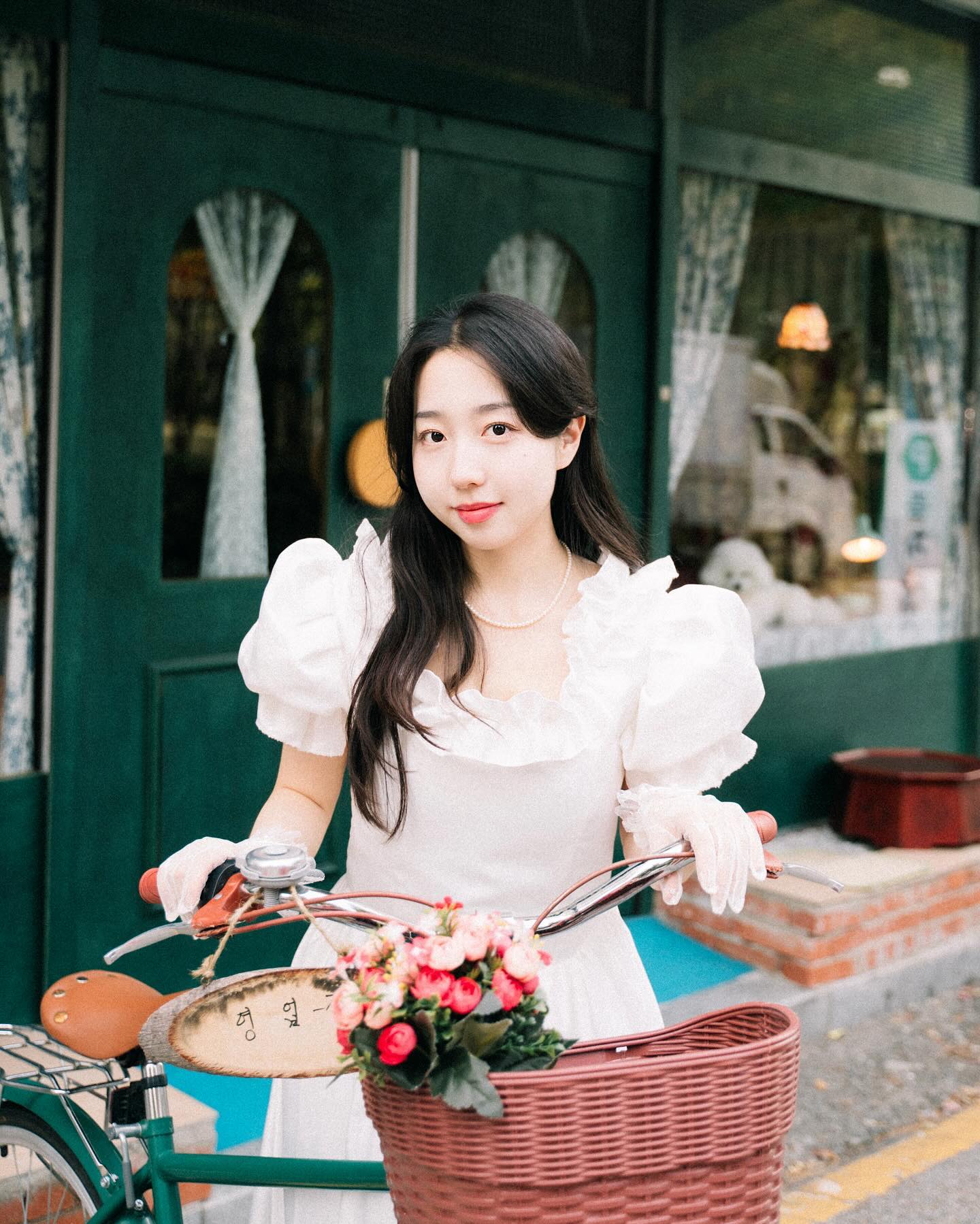 뒤에서 웬 털뭉치가 지켜보고 있다....🐾