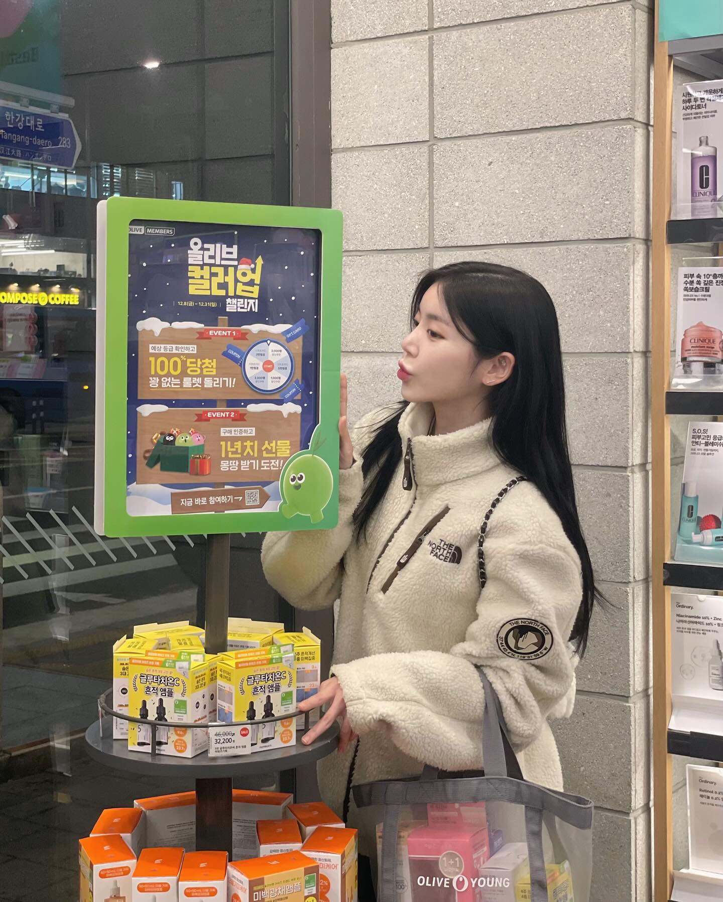 #광고 oliveyoung_official

아아 ~ 알립니다 📢 #올리브영 에서
24년 상반기 #올리브영멤버십 등급을 올릴 수 있는 마지막 기회 
올해가 지나면 끝나버리는 #올리브컬러업챌린지 가 얼마 남지 않았습니다 📢

저도 겨울 맞이 최애 기초제품들 사러 갔다가 예상 등급 확인 후 2가지 이벤트 참여완료 했습니다 🙌🏻

예상 등급만 확인해도 100% 당첨 경품 이벤트 ,, 놓칠 수 없잖아요 🫣

24년 상반기 예상 등급을 체크해보니 저는 핑크길래 
그린을 목표로 장바구니를 가득 채워보았습니다 🛒

Event☝🏻예상 등급 확인 후 100% 당첨 룰렛 돌리기 
- 등급만 확인하면 할인쿠폰이나 기프트카드 중에서 득템할 수 있는 기회! 뭐든 하나는 무조건 나와요 전 천원 할인쿠폰!

Event✌🏻올영에서 딱 한번만 구매해도 1년치 럭키 기프트 도전 가능
- 24년 쿠폰팩부터 12종으로 구성된 선물 등 럭키기프트 경품 4종 리스트는 올영 APP에서 확인 가능! 저는 24년 쿠폰팩 응모!

참여는 쉽고 선물은 푸짐한 #올리브영이벤트 🎁
종료까지 얼마 안남았으니까 #올리브멤버스 라면 지금 바로 달려가세요 !
자세한 내용은 올리브영 APP 접속 후 이벤트 탭에서 
‘올리브 컬러업 챌린지’ 를 확인해보세요 🙌🏻