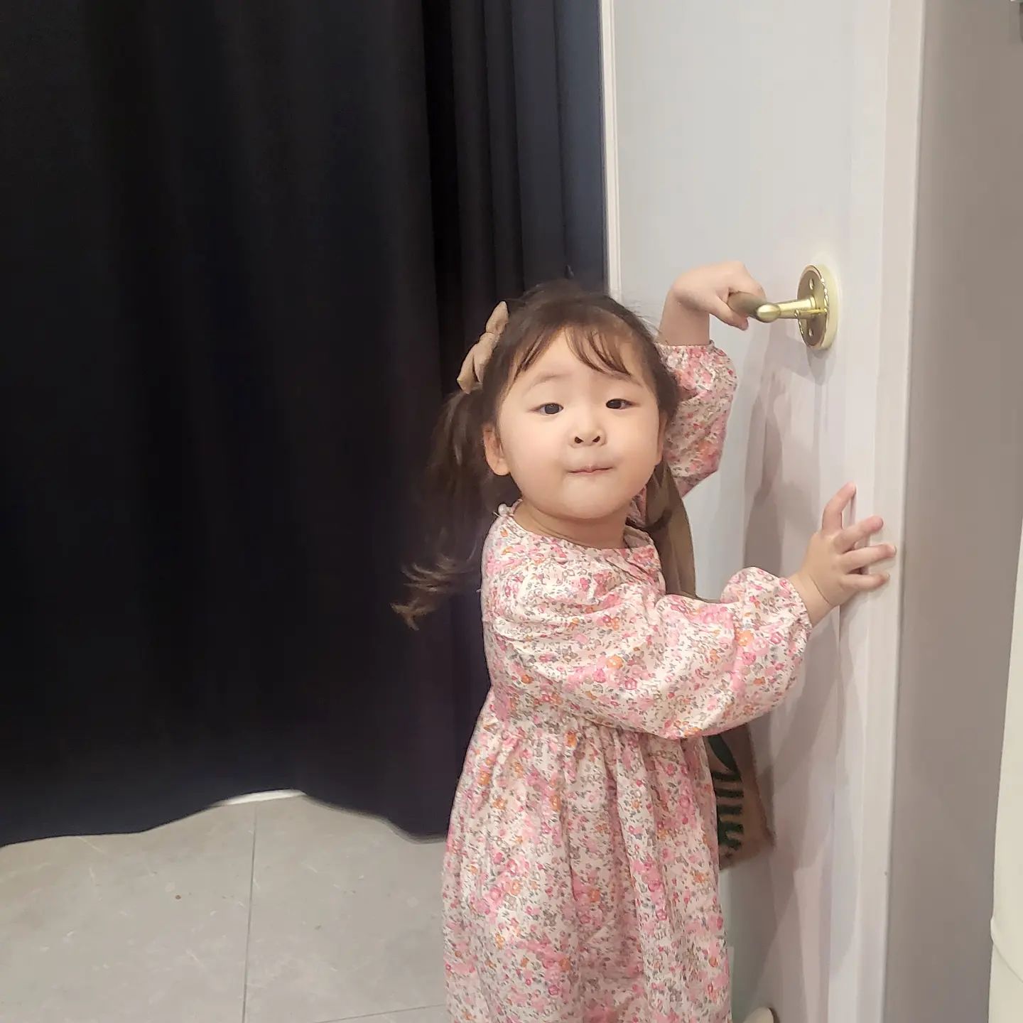 주말에는 할머니 스크린골프 따라가서 놀았오요ㅋㅋㅋㅋㅋㅋㅋㅋㅋ
자기도 나이스샷 하겠다고 할머니 채 잡고 공 맞추는데 너무 웃겨서ㅋㅋㅋㅋㅋㅋ혼자 잘 놀고 돌아다니고 춤추느라 바쁌
왜 근데 유튭보는데 자세는 왜 규랩...??
.
.
.
.
.
.
.
.
#광주#첨단#스크린골프#나이스샷#육아일기#육아소통#데일리#일상#4살딸#쥐띠맘#쥐띠아가#유아모델#귀요미#딸스타그램#딸맘스타그램#선팔#맞팔#유튜브보는자세#까꿍