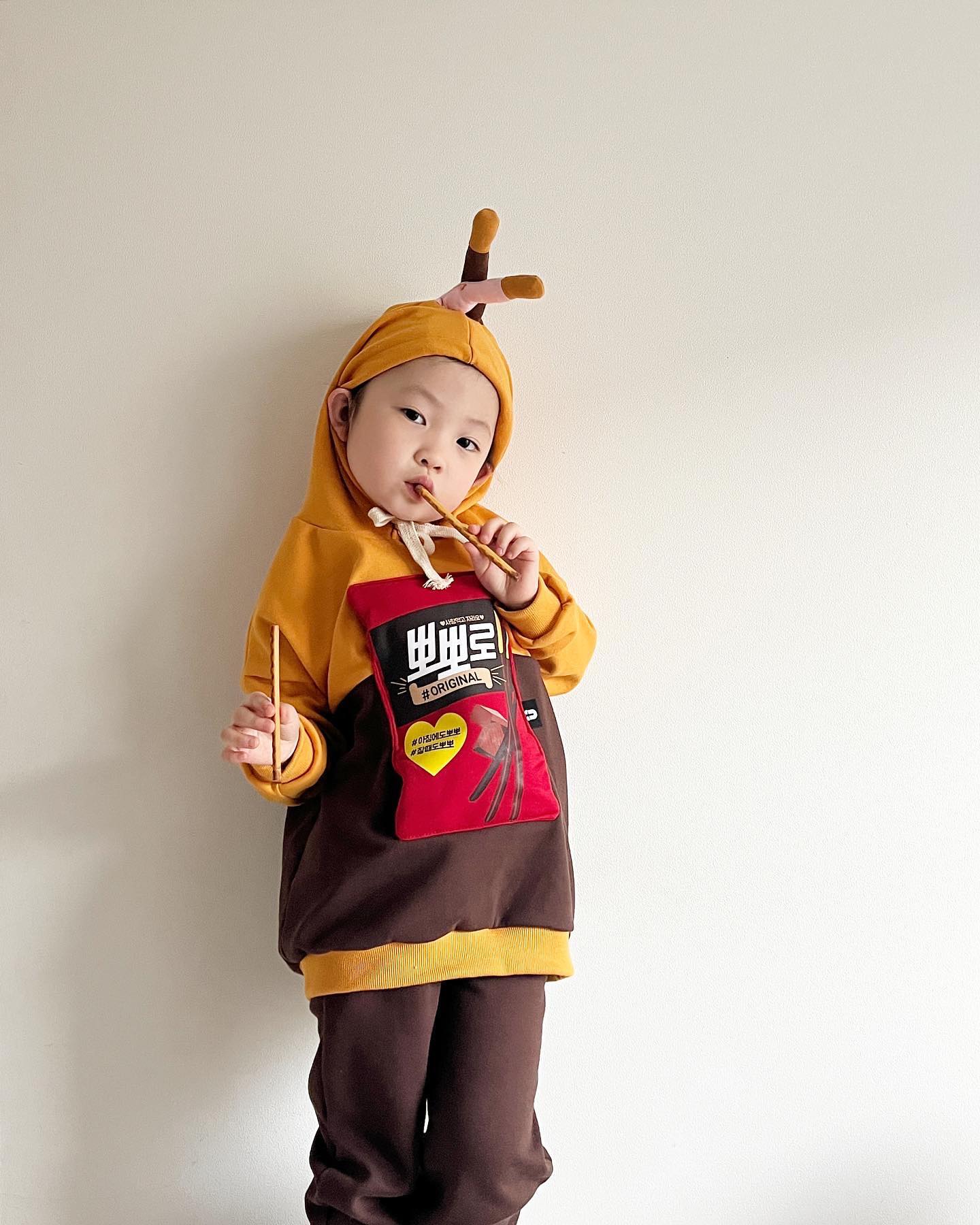 [협찬] uhorang 
ㅤ
ㅤ
#유호랑
ㅤ
빼빼로 대신 뽀뽀로 어때요?😘
저는 너무 좋은데ㅋㅋㅋㅋㅋㅋ
ㅤ
큰 의미있는 날은 아니지만
요거 입혀 귀여움 날려주고
달달한 빼빼로 나눠주며
본 사람 모두 가볍게 웃을수 있는
그런 날😊 좋자나요🤎
ㅤ
ㅤ
유호랑에서 지금 바배래요🚀
ㅤ
ㅤ
_빼빼로데이코스튬 뽀뽀로상하 레드/120
ㅤ
ㅤ
ㅤ
#아기코스튬 #베이비코스튬
#아기옷쇼핑몰 #아동복브랜드
#빼빼로데이 #빼빼로상하복
#귀여운상하복 #귀여운아기옷
