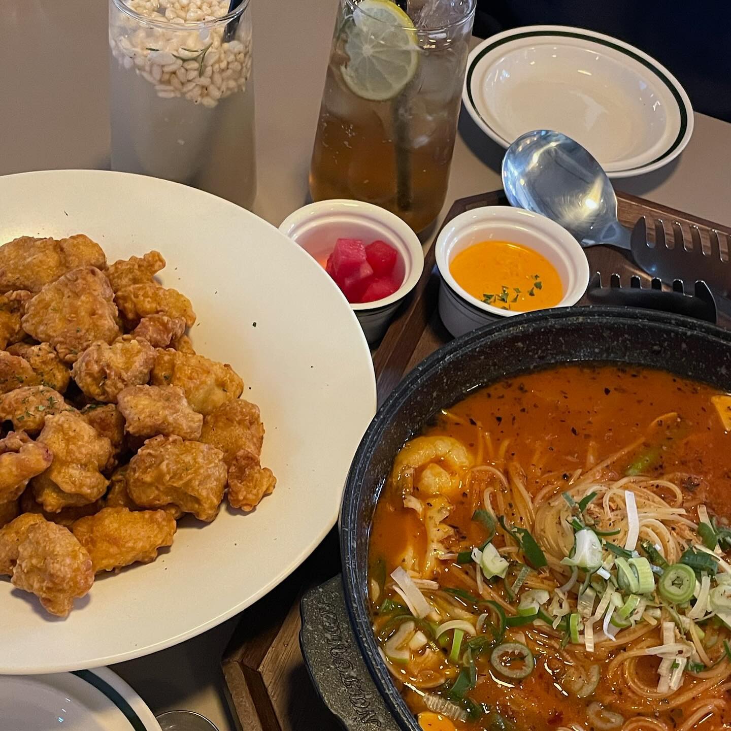 #협찬 [59번째식탁] 잘하는집이야 송파점
: 밥 맛있어, 술도 잘만들어 만능 식당이잖아‼️

방이먹자골목에 위치한 #잘하는집이야 에 다녀왔습니다. 🍝🍛🍺

=menu=
이태리해장파스탕 23,000원
순살치킨 16,900원
경양식 도넛카츠 6,900원
매실하이볼 6,900원
식혜하이볼 6,900원
================

이곳은 방이먹자골목에 있는 잘하는집이야 송파점 입니다‼️

낮에는 반상메뉴를, 저녁에는 펍 메뉴를 판다고 해요

저희는 저녁에 갔더니 펍 운영시간이라 낮 반상 메뉴 말고 펍 메뉴로 시켰어요

이태리 해장 파스탕과 순살치킨, 그리고 도넛카츠와 하이볼을 시켰습니다

먼저 하이볼이 나왔는데요 매실 하이볼과 식혜 하이볼을 시켰어요 둘 다 흔하지 않은 이곳만의 하이볼 메뉴라 궁금해서 시켜봤는데요😄

매실은 톡쏘는 탄산과 매실의 상큼한 맛이 잘 어울려 튀김류와 잘 어울릴 것 같았고 식혜는 달달한 식혜의 맛에 끝맛으로 적절한 술맛이 올라와 달달하니 좋았습니다.👍👍

이태리해장파스탕은 약간 매콤한 토마토스프 베이스에 해물이 꽤나 올라가 있어 좋았고 국물이 꽤 맛있었어요🤤

치킨은 순살로 같이 나온 소스와 하이볼을 곁들여 먹으니 말해뭐해를 외쳤다는..😍

도넛카츠는 함박스테이크를 튀겨 먹는 맛에 경양식 소스가 잘 어울려 맛있게 먹었습니다.

이곳은 특이한 점이 기존 파스타집이야 송파점에서 다양한 메뉴들이 추가 되어 리뉴얼 되서 그런지

배달에는 파스타집이야, 덮밥집이야, 쌀국수 집이야 등으로 검색하여 만나보실 수 있으며,

그리고 매장은 오전 10시부터 저녁 7시까지는 낮(반상)으로 운영하고 저녁 7시부터 새벽 2시까지는 저녁(펍)으로 운영한다고 하니 방문시 참고 부탁드릴게요‼️

===============================
🚘 서울 송파구 오금로11길 16 2층
⏰ 매일 10:00 - 02:00

#협찬 #잘하는집이야 #방이동맛집 #방이동점심 #방이동술집 #방이동파스타 #방이동펍 #송파맛집 #송파술집 #송파구맛집#데이트코스#연애일기#맛집추천#맛집스타그램#먹스타그램#먹스타#먹스타맞팔#맛집탐방#맛집투어#맛집#먹팔#먹맞팔#먹팔환영