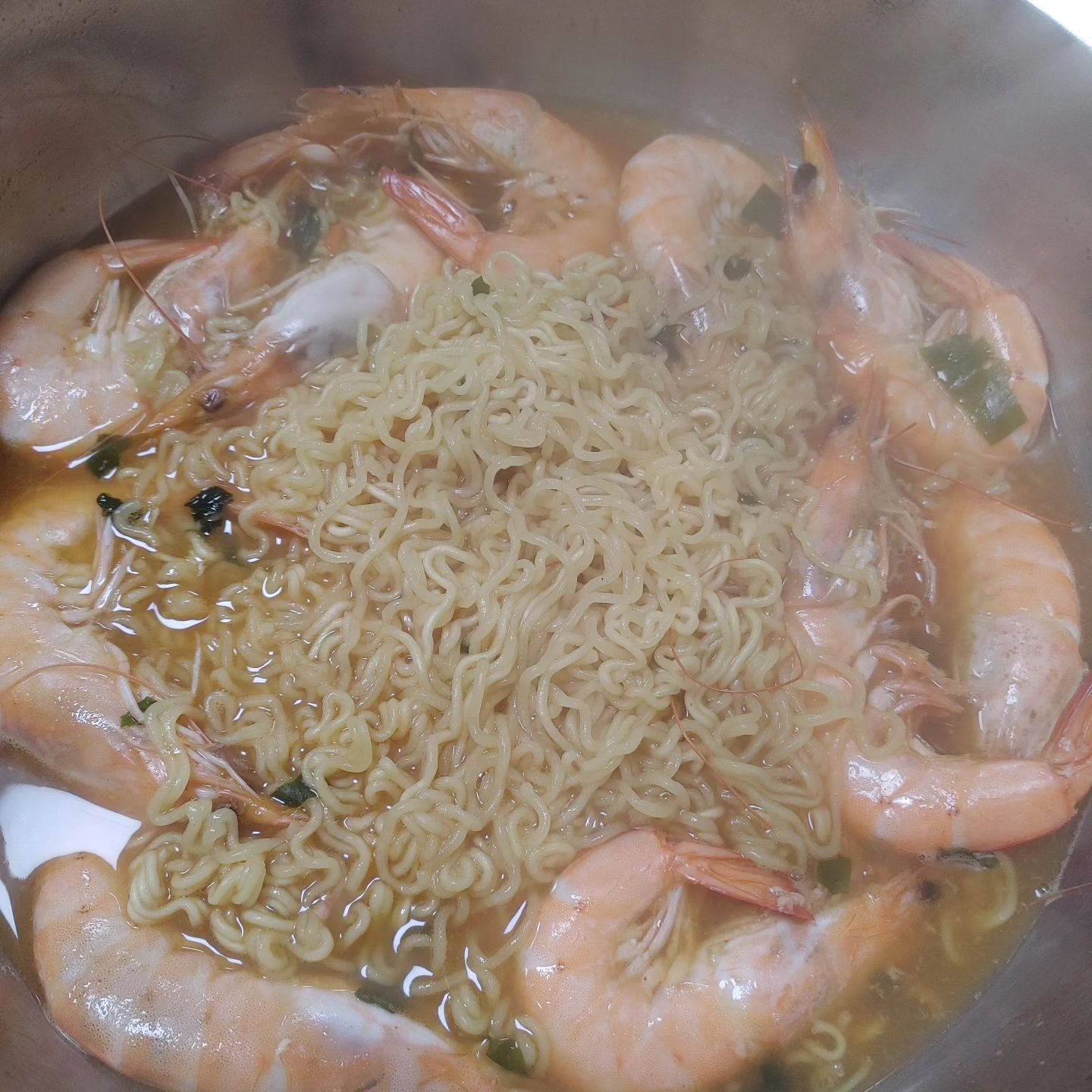#저녁때까지못참아
#새우가더많은라면
#점저라면
#이제저녁먹어야지