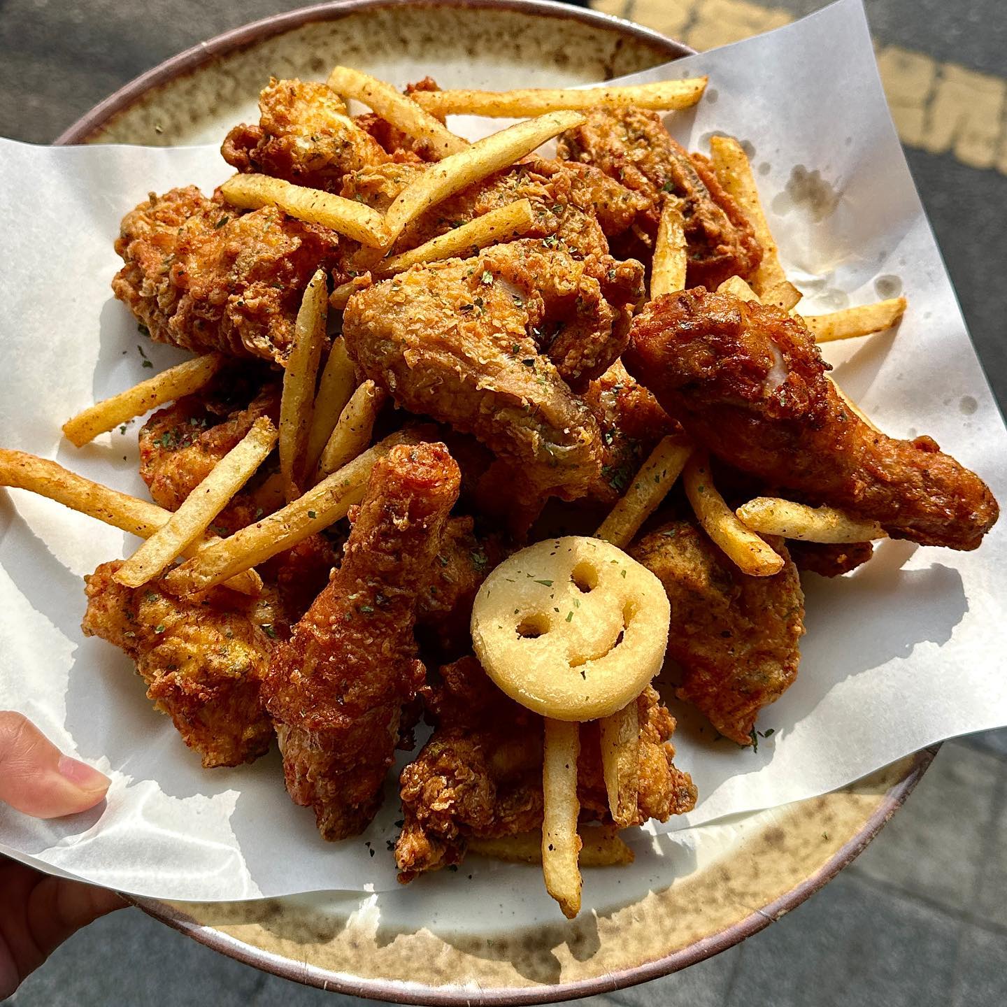 이 집 치킨 한 번 먹으면 단골이 되실걸요..⁉️ 
[추억의 호프집 도봉산 #자바플랜]

#도봉산 치킨 맛집으로 소문난 자바플랜 소개 드려요🍗🩷 프랜차이즈 치킨집이 많아진 요즘 옛날 치킨이 그리울 때도 있잖아요! 자바플랜은 치킨/골뱅이가 대표 메뉴로 주문이 많고 다른 메뉴들도 전반적으로 다 훌륭해요💛

치킨에 무슨 짓을 하신 건지,, 한 번 먹으면 멈출 수 없어,,🤤 주문하고 바로 튀기셔서 그런지 튀김 옷이 진짜 바삭하구요..💛치킨에 튀김 두꺼운 거 안 좋아하는데 적당해서 좋았어요☺️ 사실 튀김옷까지 맛있으니 두꺼워도 다 먹을 것 같아요😂 사장님께서 깨끗한 기름에 자부심이 있으시니까 믿고 먹을 수 있는 것 같아요!💚 치킨을 주문하면 감자튀김을 서비스로 조금 주시는데 치킨감자로 주문하면 감자튀김이 산더미로 올라가니까 치킨감자로 주문하기🍟🤍

새콤달콤한 골뱅이무침도 꼭 드셔보세요! 골뱅이를 주문할 때 소면 추가는 필수인 거 아시죠? 골뱅이 큰 게 한 통이 다 들어가서 양도 정말 많구요😁

마른안주들 여러 가지 먹어봤는데 정말 다 맛있더라구요..?! 먹태가 제 원픽이긴 합니다..🩵 전 바삭한 먹태보다 쫄깃한 먹태를 더 선호해서 요기 먹태가 짱이더라구요🤨 많은 술집을 다녀봤지만 자바플랜 먹태는 이길 수 없어,,🥹

훈제 치킨 사진에는 없지만 이것두 정말 맛도리🩷 날씨가 좋을 때는 앞에 야장도 있으니까 시원하게 즐기는 것도 좋을 것 같아요~☀ 주말에는 만석일 정도로 도봉산에서는 이미 유명한 맛집이니까 꼭 방문해 보세요🤩💛

📍도봉산 자바플랜 (도봉동 280-3)
📍치킨 ₩19,000

#도봉산맛집 #도봉동맛집 #도봉산 #도봉산역맛집 #치킨맛집 #도봉산치킨