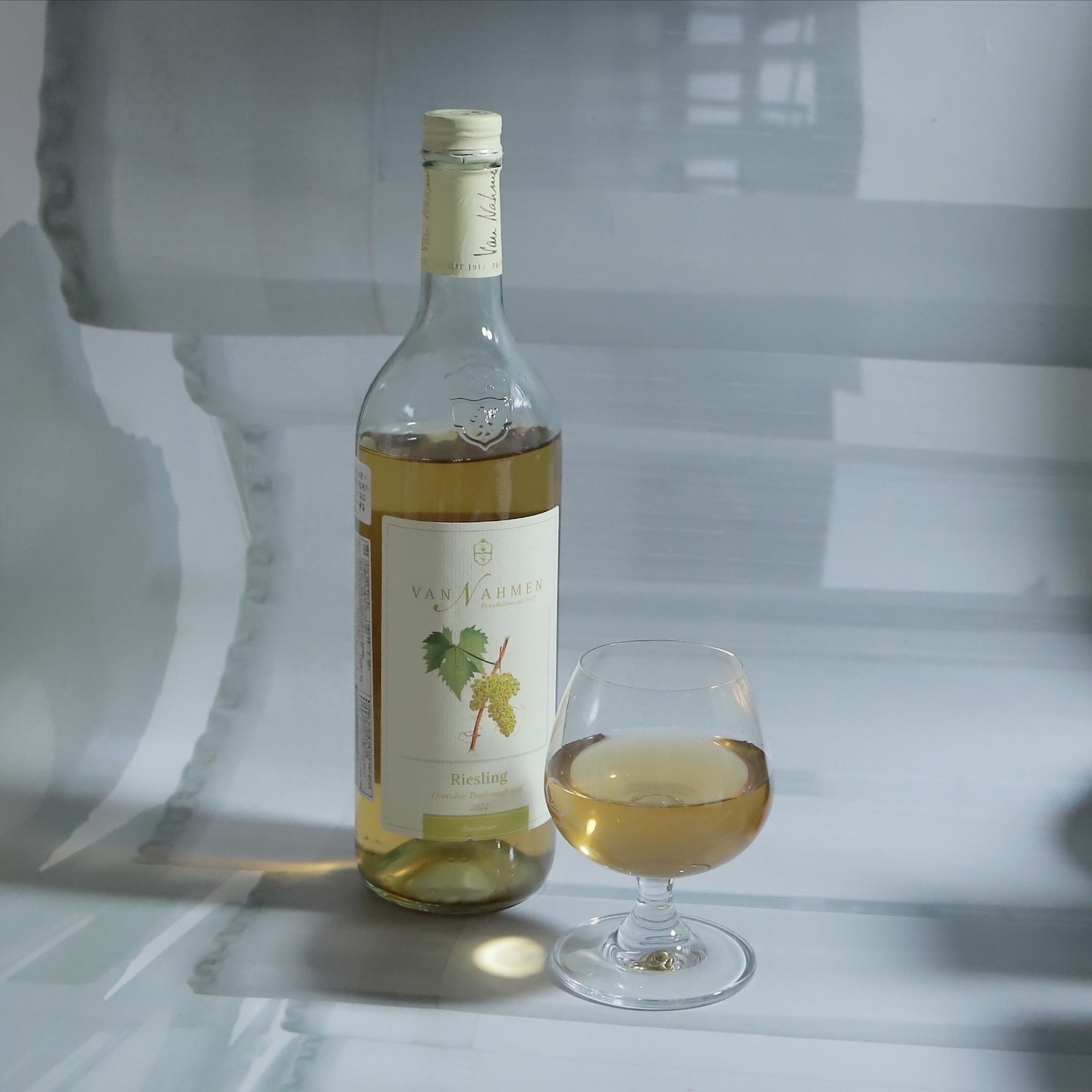 예광인터내셔널, 반네이만 유기농 리즐링 백포도 주스🍷🍇
생선요리나 핑거푸드 같이 가벼운 음식과 잘 어울릴 것 같고, 맛있는 화이트 와인처럼 시큼한 맛이 느껴지는데, 포도의 달콤함과 마지막에 은은한 산미감이 너무 기분 좋게 즐기기 딱!
게다가 무알콜이라니 안심하고 누구나 즐길 수 있어서 좋았던 것 같당💛
.
#업체로부터제공받은제품입니다 #무알콜유기농백포도주스 #반네이만 #백포도 #무알콜와인 #논알콜와인 #와인추천 #화이트와인추천 #포도주스 #포도쥬스 #과일주스 #예광 #유기농백포도주스 #무알콜백포도주스