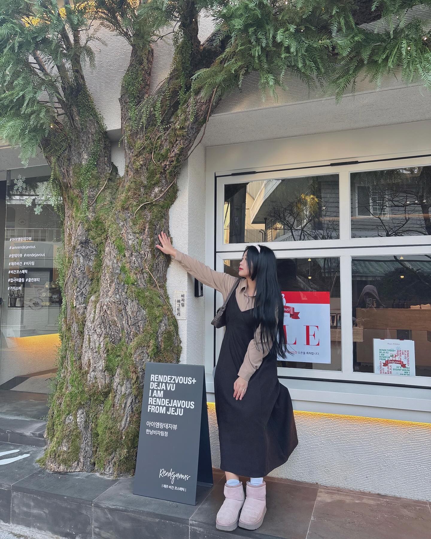 #협찬 iam_rendejavous 

한남동 카페거리에서 유독 눈에 띄는 나무 한그루🍀🌳

아이엠랑데자뷰 는 제주컨셉으로 유명한 카페 ’랑데자뷰‘ 와 
제주 아이덴티티를 공유하는 제주 비건 코스메틱 브랜드 인데요

‘랑데자뷰’ 카페와 ‘아이엠랑데자뷰’ 제품들을 직접 시향하고 
테스트 가능하게 두 매장이 공존해있어서 
음료 주문하고 기다리면서 제품들 둘러보기 딱인거같아요!💚

그리고 제주 천연기념물인 비자나무를 그대로 매장에 구현해놓은 포토존도 있어요

실제로 비자나무는 예부터 영험한 나무로 불리면서 신목, 수호신으로 정월대보름에 당산제나 제사를 지내는 나무라고해요!

그래서 ’아이엠랑데자뷰‘의 비자림허그트리를 안고 
소원을 빌면 이루어지고, 행운이 온다고 하더라구요🍀

저는 ‘매그놀리아퍼르’ 향 바디로션을 구매했는데요
목련을 베이스로 한 향이라는데
엄청 포근한 느낌의 화이트 플로랄 머스크향이에요!
발림성도 엄청 부드럽게 발리고 잔향이 엄청 오래가서 좋은거같아요!

한남동에서 발견하면 꼭 사진도 남겨보시고 
’아이엠랑데자뷰‘ 매장 구경도 해보세요!

💚아이엠랑데자뷰 한남비자림점 플래그십스토어💚
📍서울 용산구 대사관로5길 17 1층

#아이엠랑데자뷰 #iamrendejavous #아이엠랑데자뷰한남비자림점 #한남동 #한남동핫플 #한남동핫플레이스 #한남동카페 #한남동카페거리 #한남동카페추천 #비자림허그나무 #비자림 #비자나무 #허그 #カフェ巡り #🌳 #🍀