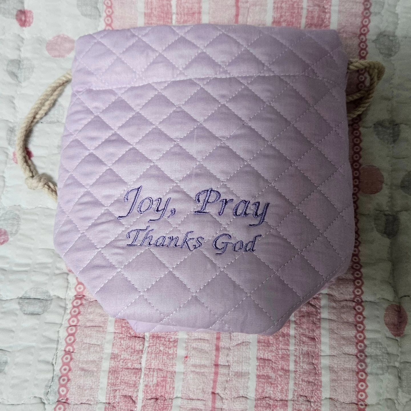 보코네 공방 이벤트 당첨으로 온  연보라 스트링파우치🎁 Joy, Pray Thanks God 글귀를 새기고 싶어서 부탁드렸더니 너무 예쁘게 해주셨다🥰
 화장품이나, 여성용품 넣고 다니면서 잘 쓰고 자랑할게용❤️
boko_shop_official 감사합니다🥰
#이벤트당첨 #보코지기