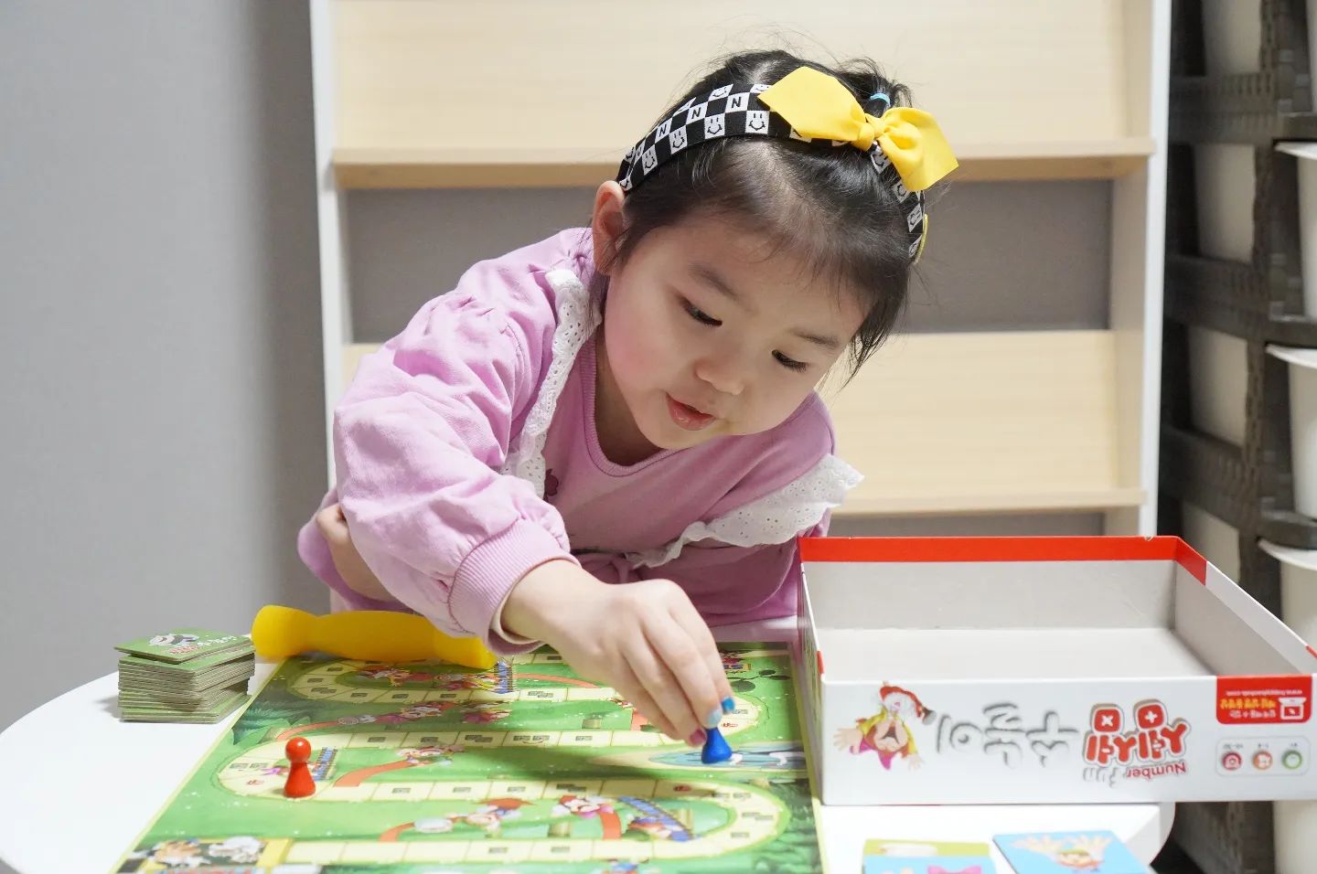 #제품제공 #셈셈수놀이

숫자, 양, 손가락 그림이 있어서 다양한 방법으로 숫자를 나타내는 걸 알 수 있고 게임을 통해서 수/양 일치를 점점 배워가는 걸 느낄 수 있는 게임!
주사위를 굴리면 말이 앞으로 가면서 모은 카드 중 합이 10이 되는 카드가 있으면 카드를 내고 내 차례를 한 번 더 할 수 있는 게임!
중간중간 미끄럼틀과 사다리가 있어서 스릴이 넘치는 게임!

게임에서 져도 실망하지 않고 한번 더해!!를 외치며,. 즐기고있는 애봉
놀이 시간에 유아 사고력 수학이 살며시 스며드는 중 :)🎲

#유아사고력수학 #숫자공부  #행복한바오밥 #보드게임 #엄마표놀이 #보드게임추천 #놀이학습