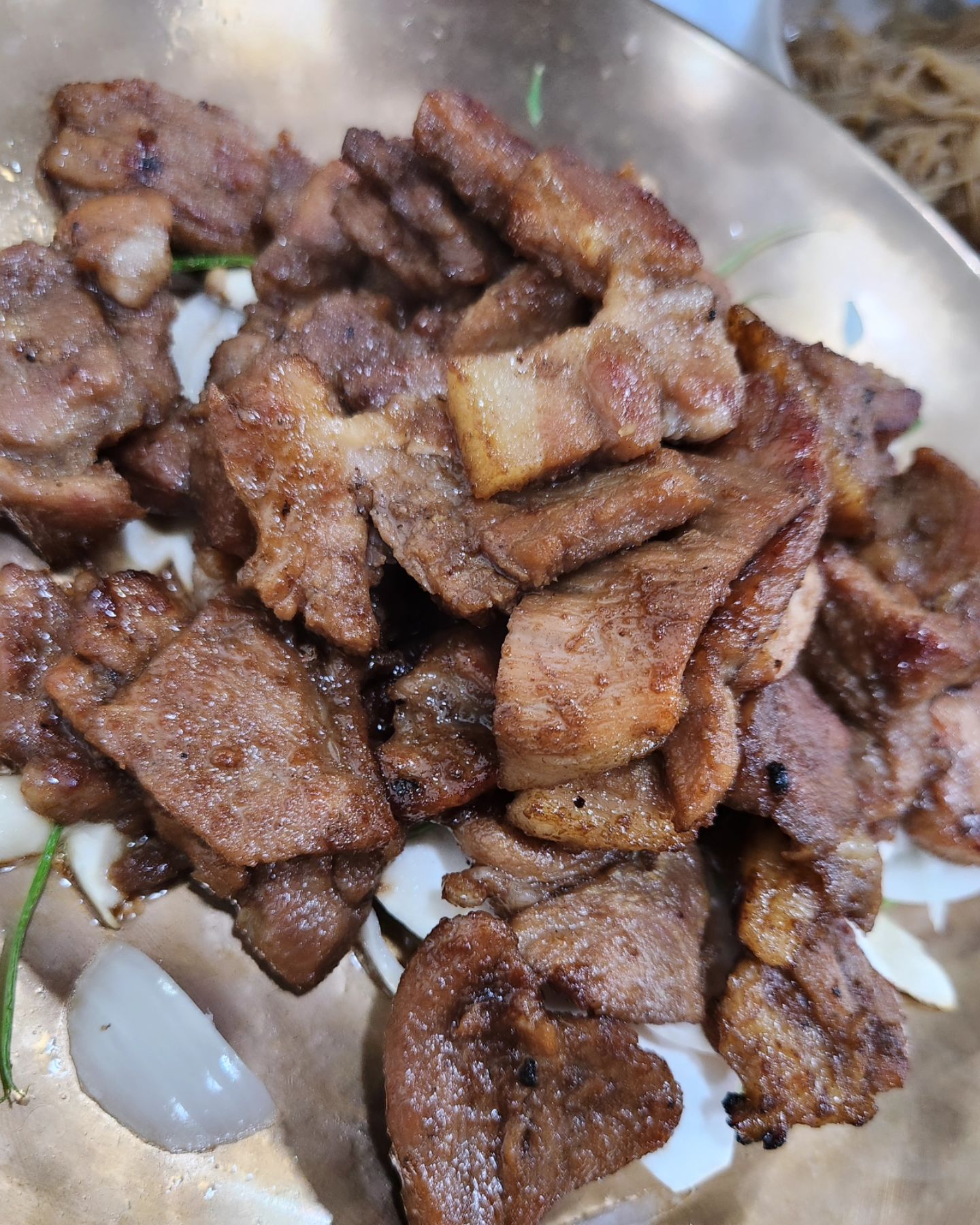 잘못시킨 메뉴덕에 점심부터 ..고기쌈을 싸먹었던 하루

돼지석갈비 2인분에 
메밀막국수 곱배기
메밀왕만두
공기밥까지 클리어
ㅋㅋㅋㅋ 점심 거하게 먹고 투썸가서 애플망고빙수

디저트배는 따로인가보당

#알찬점심 #경춘면옥 #메밀막국수 #돼지석갈비 #다음엔세트로먹기 #애플망고빙수는안찍어서없음 #점심 #더움