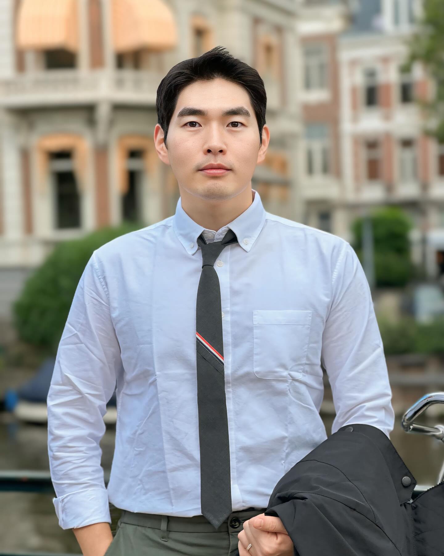 날이 좋아 든든하게 입고 있던 헌팅자켓을 벗고 걸어보았습니다.

네덜란드는 지하수를 많이 사용해 수면보다 국토의 높이가 낮고, 그로 인해 운하가 많이 발달했다고 합니다. 어딜가도 보이는게 물과 배라서, 특유의 아름다움이 있습니다.

그래서 이번에 여행한 밸기에, 북프랑스, 네덜란드 중 다시 한번 들러볼 기회가 생긴다면 저는 네덜란드에 다시 올 것 같습니다. 

이런 가벼운 옷차림에 날씨에는 넥타이 하나만으로 포인트가 되는 것 같습니다. 옥스포드 셔츠에 톰브라운 넥타이 하나 툭 얹었을뿐인데, 깔끔한 코디가 완성되는 매직.

지금보다 한국이 조금만 더 가을이 되길 바라며, 슬슬 여행 사진 마지막 부분을 간추려봅니다.

#네덜란드 #네덜란드여행 #암스테르담 #암스테르담여행 #남자가을코디 #20대남자코디 #30대남자코디 #톰브라운 #치노팬츠 #넥타이코디 #비즈니스캐주얼 #클래식룩 #프레피룩 #옥스포드셔츠 #톰브라운넥타이 #유럽여행