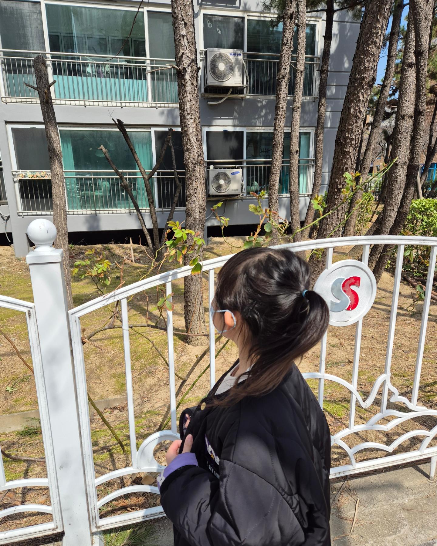 하루 두 번 뽕실이에게 문안인사 드리는 우리집 똥강아지

동네에서 멍멍 왈왈 아르르 거리고 있는 아이와 어른을 본다면 저랑 저희 딸입니다.

#멍멍 #왈왈 #아르르 #똥개 #강아지 #멍스타그램 #동네