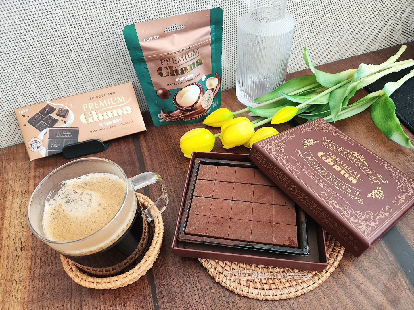 #협찬 lottewellfood #프리미엄가나 #연말선물
🩷프리미엄 가나 다크밀크 블렌드🩷
100%카카오버터와 부드러운 생크림의 황금비율

🩷프리미엄 가나 마카다미아🩷
100%카카오버터와 호주산 마카다미아

🩷100% 수제 생 초콜릿 '프리미엄 가나 생쇼콜라 헤이즐넛'🩷
진한 다크밀크초콜릿에 고소한 헤이즐넛 페이스트가 만나
부드럽고 쫀득쫀득한 느낌,  그리고 덜 달아서 전 너무 좋더라구요^^

디저트로 품격을 높여보고 싶다면
꼭 먹어보시길 추천해요^^

커피나  와인,위스키 등 커피,술과도 너무 어울리는 
프리미엄 가나의 고급스러움을 느껴보세요~♡
.
.
.
#커피디저트 #프리미엄가나 #가나초콜릿 #디저트스타그램
#페어링챌린지