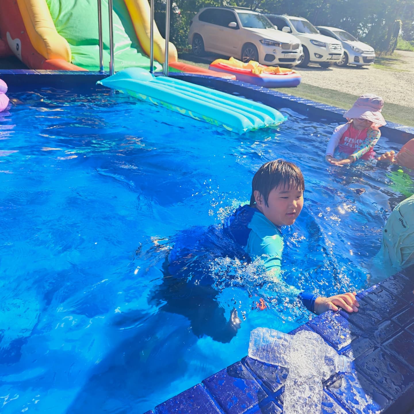 이아준 2761day 

아준이랑 하윤이네 세린서진쌍둥이네랑
여름여행 선재도펜션 놀러감
방학이니 어디든 나가자...ㅋㅋ
수영장은 기본이지
물좋아하는 아이들 들어가서 나오지를 않는당
해가 떨어질때까지 놀고
저녁바베큐는 엄마들이 신남 ㅋ
쌍둥엄마가 사온 워터저그에 맛나게 하이볼말아
맛나게먹고 잼나게 논 여행

#이아준  #하윤이랑 #세린서진이랑
#닭띠아기 #17년생아기 #1월생아기  #수원맘 #호매실맘
#육아스타그램 #육아소통 #육아일기 #90개월어린이 #아들바라기  #선재도펜션 #돌고래펜션 #여름방학
#여름휴가 #수영장펜션 #여름여행 #수영장펜션