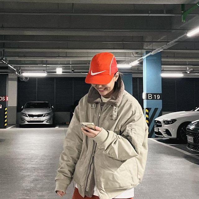 바그냥이와 리중기의 쀼룩 on Instagram: "#그냥 아울렛에서 산 오처넌 짜리 나이키 모자🧢 Outer : @umbrokorea Top : @newerakorea ,none Bottnm : @topten10_official Shoes : @bearpaw_official Cap : @nike"