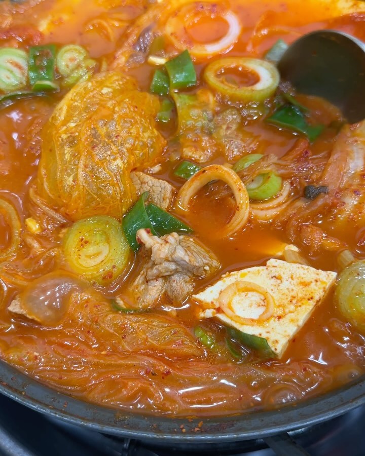 👍tv에 많이 방영된 맛집이라고 해도 안믿는 편인데 ㅋㅋ
맛집 인정!!! ㅋㅋㅋ우리 애비가 인정하면 진짜 맛있는거 ㅋㅋ
내가 좋아하는 꼬들꼬들 껍데기 붙은 고기가 듬뿍!!!
이건 당연히 맛있쥐!!!! ㅋㅋ사골 육수로 국물을 내서 진짜 진한맛!!
매운거 좋아하는 우리 엉아도 야무지게!!!냠냠!!!
라면 사리까지 넣어서 바닥보이게 싹싹 해치우니 왜이리 뿌듯한지 ㅋㅋㅋ

애들위해 시킨 갈비탕도 최고!! 엄청 큰 갈빗대가 두개나!!!
그냥 고기국!!!ㅋㅋ우리 회장님도 한그릇 말아서 뚝딱!!
오늘도 간단하지만 맛있고 알차게 저녁 해결~

세종 맛집 뿌시기 오늘도 대성공!!!!

📍백년마루
세종특별자치시 나성동 712

#협찬#백년마루#나성국세청맛집#나성소방청맛집#나성동국세청맛집#나성동소방청맛집#나성동맛집#세종나성동맛집#세종시나성동맛집#세종맛집추천#나성동밥집#나성동고기집#나성동한식#세종나성맛집#나성동데이트#jmt