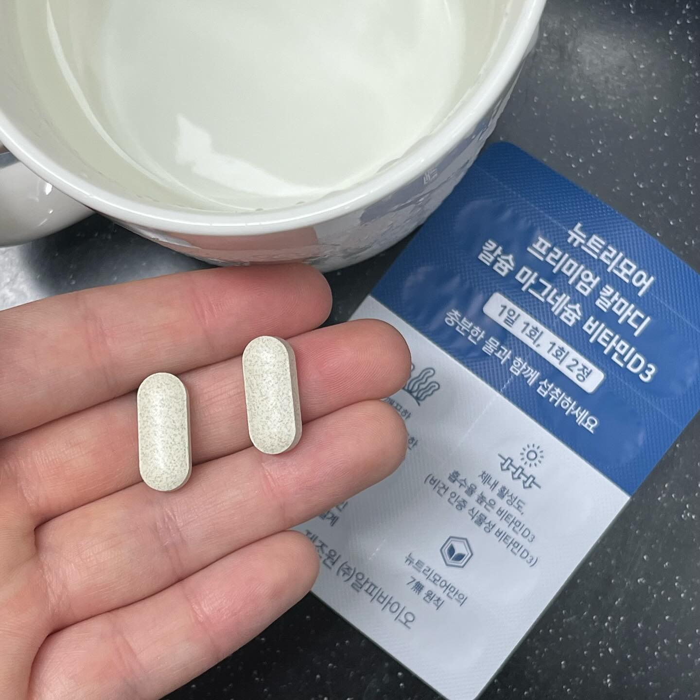 #임신중기 #임신6개월 🤰🏻

드디어 6개월차 진입! 
16주부터 챙긴 영양제  3가지 중 하나 칼마디💪🏻

✅ 칼슘, 마그네슘, 비타민D !

태아의 뼈 생성에 도움이 되고, 태아 성장 및 두뇌 발달까지 된다는 사실!
철분은 아침에, 칼슘은 저녁에 시간차를 두고 먹어야 한다고도 한다👍🏻
평소 뼈가 약한 나라서 칼마디를 챙기기도 하고
태아 건강에 좋으니 잔디만큼은 나보다 더 튼튼하길 바라며😊

본 포스팅은 뉴트리모어 서포터즈 활동으로 제품을 제공받아 작성한 포스팅입니다.
​

#뉴트리모어 #칼마디 #임산부칼마디 #임산부칼슘 #임산부영양제 #칼마디추천 #칼슘영양제 #마그네슘영양제 
#비타민D3 #출산후영양제 #해조칼슘 #칼슘마그네슘비타민d