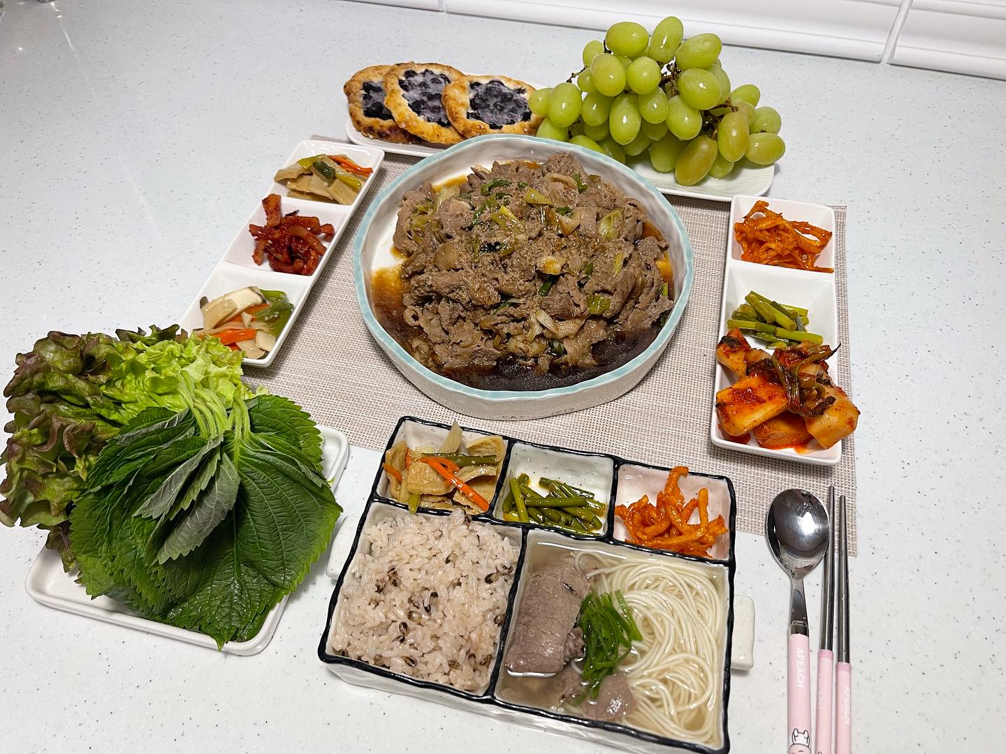 오늘의 #협찬 #서포터즈
-
신의주곰탕 +소면 흑보리밥 돼지불고기 총각김치
마늘쫑볶음 버섯볶음 무말랭이 진미채볶음 어묵볶음
깻잎 상추 +청포도 블루베리갈레트
아윤원픽 신의주곰탕에 소면
-
오늘은 신의주찹쌀순대에서 신의주곰탕, 설렁탕을 보내주셨어요

신의주찹쌀순대는요 ! 👀
✔️ 전국 300호 가맹점오픈으로 전국곳곳에 맛집이
✔️ 마켓컬리, B마트등 온,오프라인으로 자사제품 판매
✔️ 특허받은 순대비법과 최상의 원료만을 사용 ! 
✔️ HACCP인증, 자체생산 시스템으로 우수한품질에 제품생산

오늘은 신의주곰탕으로 간편하게 뭘 만들면 좋을까! 생각하다가 
신의주곰탕에 면을 넣었더니 고기가~~득 고기국수 뚝딱 만들었어요♥️
아윤이가 언제나 너무 잘먹으니까 대만족스러운 신의주〰️
설렁탕엔 만두를넣어서 만두설렁탕으로 만들어볼까봐요👍

집에서도 매장의맛 그대로,
신의주의 깊고진한 육수와 푸짐함가득한 고기까지
오늘도 신의주로 간편하게 호다닥 끓여서 맛있게 잘먹었습니다! 
신의주 간편식으로 든든하고 맛있게! 간편한 한끼가 가능합니다 ˃̶᷄‧̫ ˂̶᷅๑

ㅡㅡㅡㅡㅡㅡㅡㅡㅡㅡㅡㅡㅡㅡㅡㅡㅡㅡㅡㅡㅡㅡㅡㅡㅡㅡㅡㅡ
오늘은 어제보다 엄청 추운거 같아요! 
비오다가 갑자기 눈이 엄청오더라구요ㅠㅠㅠ 
울님들 오늘도 수고많으셨어요 행복한 저녁보내세요 !♥️

-
💌제품문의는 sinuijoo_official 
또는 검색창에 ❝ 신의주찹쌀순대 ❞ 를 검색해주세요❤︎

#신의주찹쌀순대 #신의주 #밀키트설렁탕 #밀키트곰탕 #신의주곰탕 #신의주설렁탕 #시니주