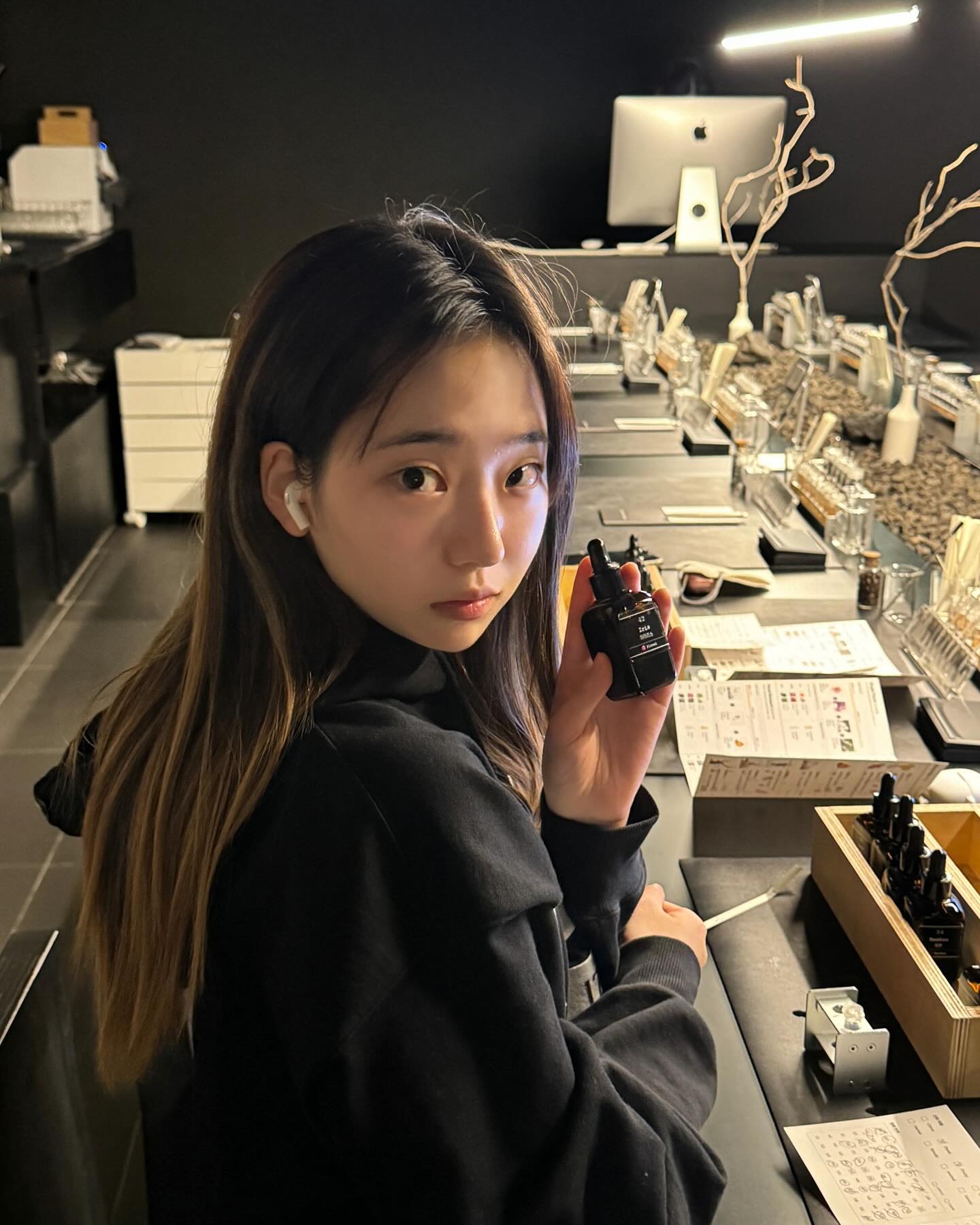 #협찬 dotnote.perfume 
강남 홍대 건대 모두 지점이 있는 닷노트 향수공방에 다녀왔어요 😌

🧴💄💭🫧💕💥✨
정말 너무 놀란 게 다른 향수 공방과의 차이점!
탑 미들 베이스 향만 고르는 게 아니라 그 안에서 더 다양한 종류의 향 그리고 그 용량까지 다 골라볼 수 있더라구요
쉽게 체험하는 공방 추천을 하진 않는데 … 여긴 진짜 너무 추천!!!!!!!!!

#강남향수공방 #강남원데이클래스 #강남역실내데이트 #강남역놀거리 #서울향수공방 #향수만들기공방 #강남실내놀거리 #서울공방데이트 #강남이색데이트 #강남역이색데이트 #신논혁역데이트 #서울실내데이트 #서울이색데이트 #서울핫플 #서울원데이클래스 #공방데이트 #강남역데이트 #강남핫플 #강남데이트코스