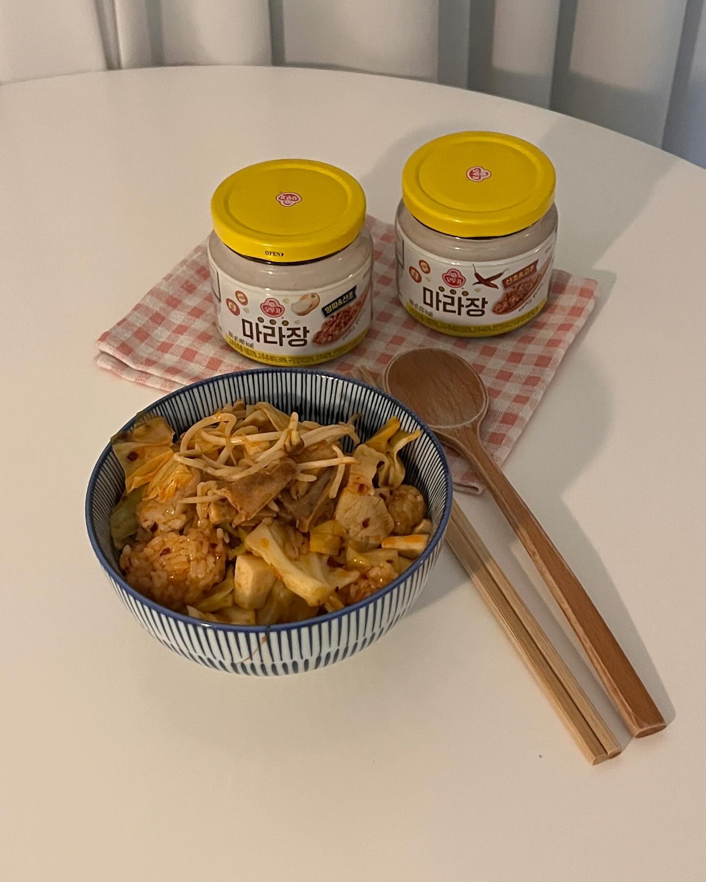#협찬
마라 처돌이 남편이 완전 반해버린
오뚜기 신상 마라장 소개드려요!

맛은 2가지고요,

- 양파&산초
맵찔이인 저도 맛있게 먹을만한 매콤달콤한 마라맛

- 산초&고추
마라 좋아하는 분들이 딱 좋아할만한 매콤 쌉싸르한 마라맛

야채볶아 먹어도 맛있고
밥 넣어서 먹어도 맛있고
오리지날로다가 곰탕에 마라장 풀어서 먹어도
맛있어요 강추추 🫡

자세한 사항은 공식 인스타 참고!
ottogi_daily

#협찬 #오뚜기 #마라장 #마라 #마라맛