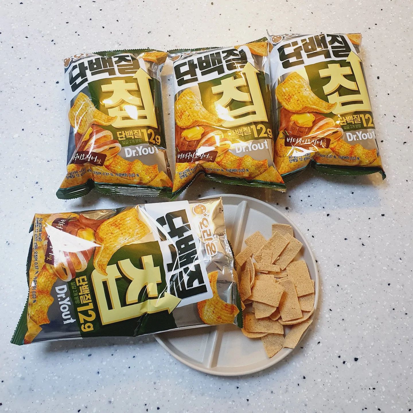 #협찬 orion_world #닥터유단백질칩 #단백질12g

바삭바삭 식감이 넘 좋다 ㅋㅋ
맛은 단짠 고소한 오징어 맛으로 과하지 않고 무난하니 좋았다!
약간 부드러운 맛도 있음!!

#먹방 #신상과자 #08L #닥터유간식 #과자 #빵 #길티프리스낵 #오리온과자 #신상품나왔을땐 #맛집 #단백질칩 #과자스타그램 #카페