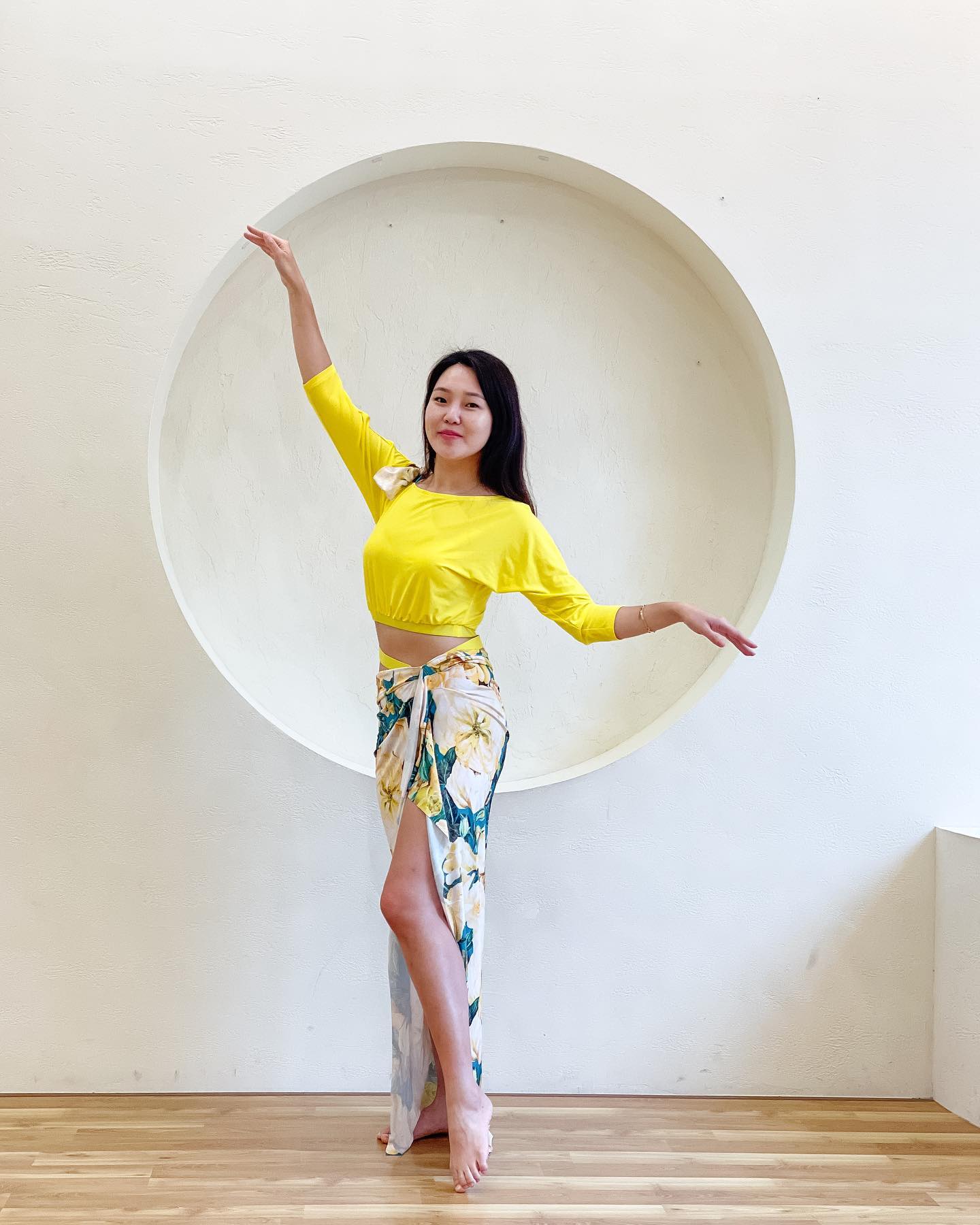 오랜만에 다녀온 홍대!
몇년만에 다시 배운건데 역시 몸으로 배운건 까먹지 않네요
업그레이드된 아샤벨리댄스에서 벨리의 꽃인 쉬미로 1시간만에 한곡을 완성했답니다
⠀
요즘 다이어트한다고 헬스해도 몸매 변화가 거의 없어 걱정이였는데 다이어트하기 힘든 팔뚝,옆구리에 정말 효과적이자나요
한번 배우면 헤어나올 수 없는 벨리의 매력
우리 취미로 도전해보다가 전문 지도자까지 함께 도전해봅시다!!!
⠀
⠀
아샤벨리 카페 https://cafe.naver.com/ashabellydance
인스타그램 https://www.instagram.com/ashabellydance/
상담 카카오톡 채널: 아샤벨리댄스
⠀
⠀
⠀
⠀
#벨리댄스학원 #벨리댄스 #벨리초급 #벨리왕초급 #밸리댄스다이어트 #30대여자다이어트 #30대여성다이어트 #30대다이어트 #홍대댄스스튜디오 #홍대벨리댄스