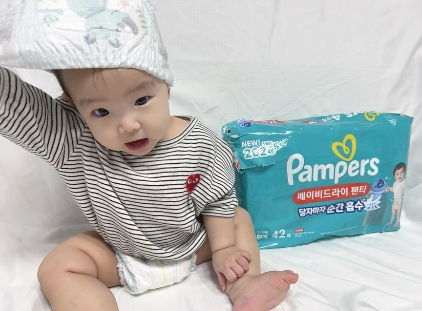 #팸퍼스제공 #팸퍼스에서온선물

나두 기저귀 모자 써봤다!

새봄이네가 쓰고있는 팸퍼스 베이비드라이 기저귀
기저귀 발진으루 이것저것 많이 써보다가 정착한 팸퍼스

이번에 베이비드라이 기저귀가 업그레이드 되었다고해요!

소변 잠금 기술로 12시간동안 보송보송하게 유지해줘서 
찝찝하지않아요!
1초 흡수층으로 닿자마자 1초만에 흡수해 피부걱정이 없답니다!

새봄이랑 쭉 같이가쟈 팸퍼스💗
팸퍼스로 울 아가들 피부 지켜요! 

🏷️𝘵𝘩𝘢𝘯𝘬𝘴 𝘵𝘰 pamperskr _torijun 

#팸퍼스 #팸퍼스신제품 #팸퍼스베이비드라이팬티 #팬티기저귀 #흡수고수 #기저귀추천