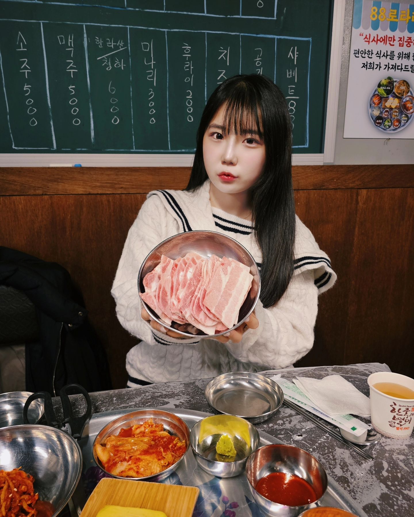 88rotary_bucheon #협찬 🐷

레트로한 감성 가득한
국내산 냉삼 인생맛집
88로타리집에 다녀왔어요!

곁들여 먹는 반찬도 많아서
질좋은 고기와 함께 쌈 싸먹으니 꿀맛,,👍🏻

.

✔️ 국내산 냉삼 13,000원 -> 11,000원 할인중이에요!
✔️ 점심에도 운영한다고 하니 방문해 보세요!

.

📍#88로타리집 부천원종점
- 경기 부천시 오정구 까치로 123
- 매일 11:00 ~ 24:00
- 주차 가능

.

#부천맛집 #원종동고기집 #원종동맛집 #부천고기집 #부천삼겹살 #부천냉삼 #원종역맛집 #부천회식장소 #부천모임장소 #작동맛집
