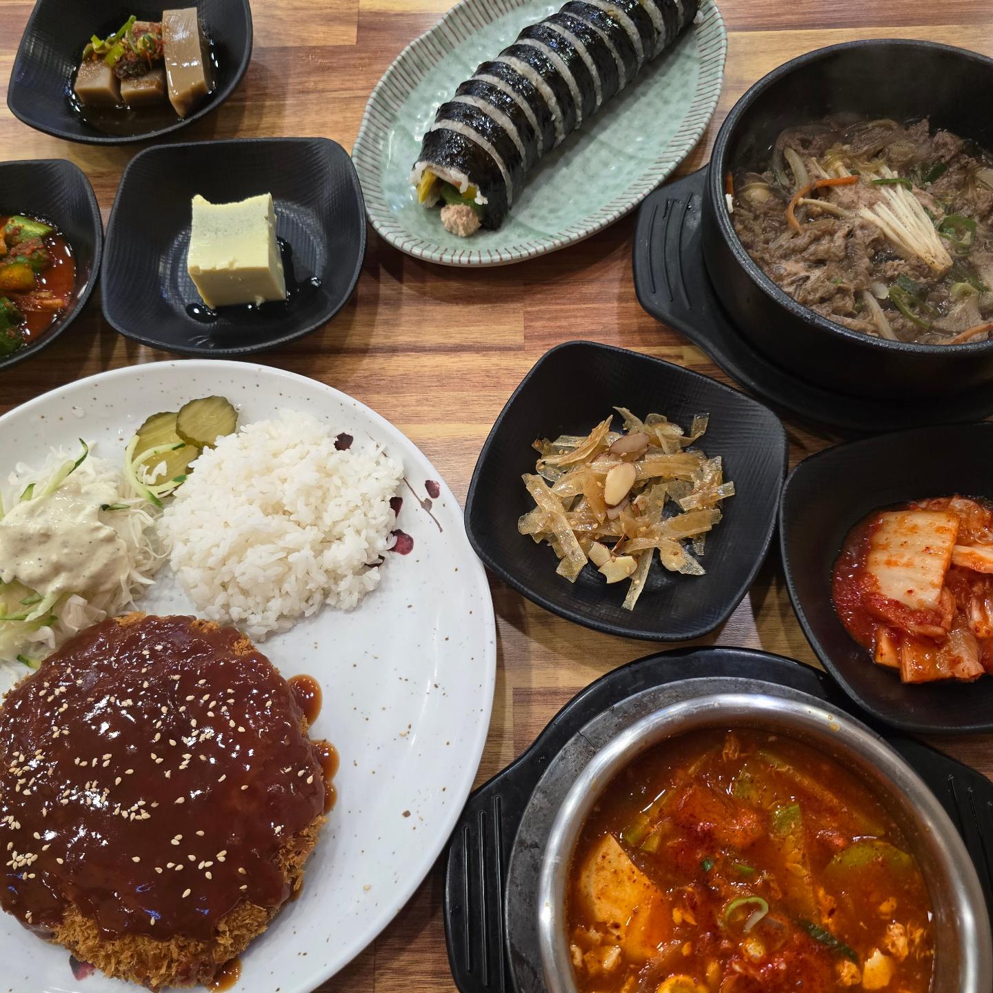 주안김밥맛집하면 역시
도시락김밥 본점EZ
치즈돈까스 수제로 만든다고 하는데
크기와 바삭함, 그리고 자연산 치즈에
새콤달콤한 소스까지.
순두부는 말모말모
그냥 자꾸만 손이가는맛
참치김밥은 참치가 넘나 푸짐
뚝불까지 완벽해
이거완전럭키비키쟈나♡

#인천김밥#주안김밥#인천맛집#주안맛집#협찬