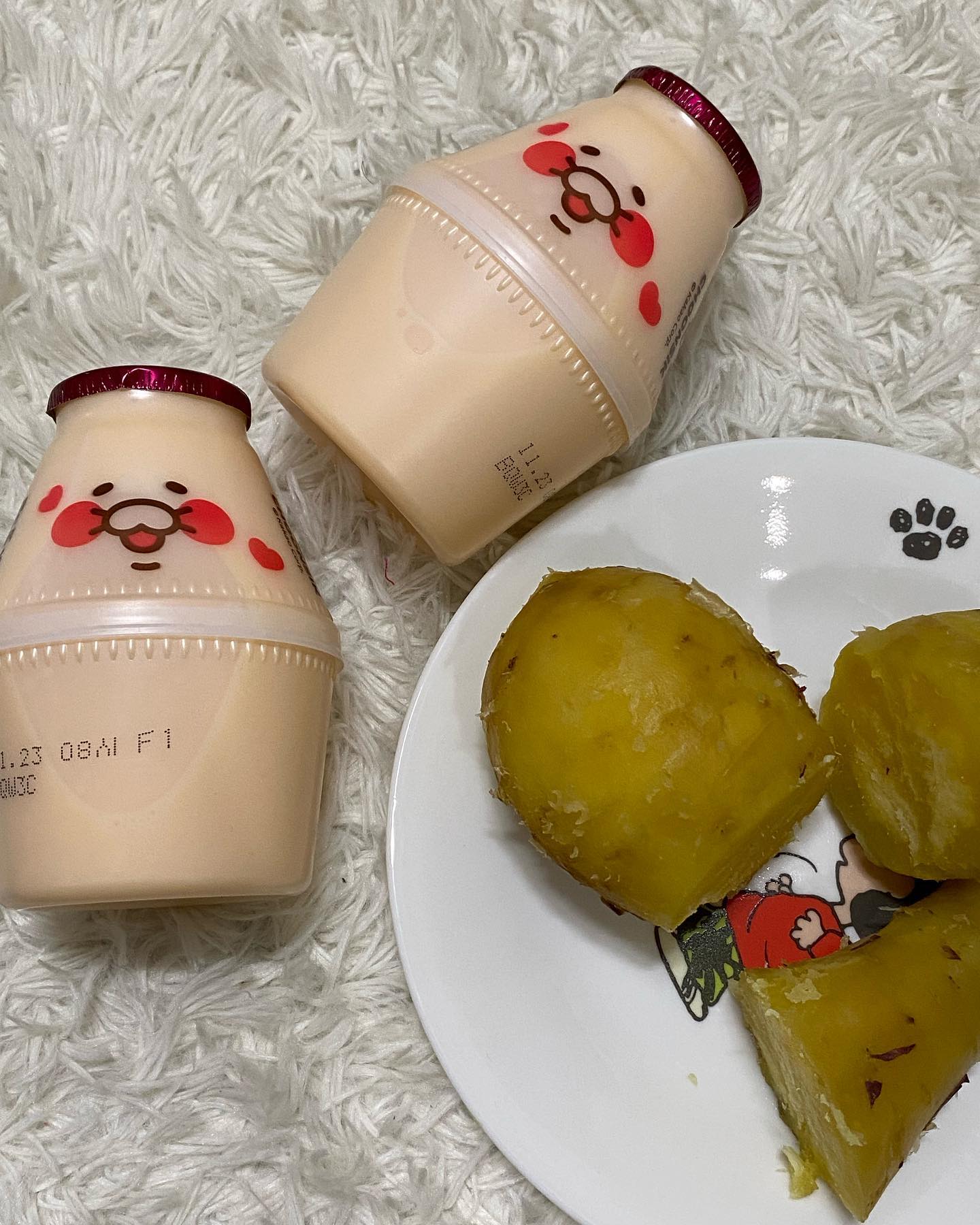 #고구마맛우유 #편의점신상

빙그레에서 한정수량으로 출시한 고구마맛우유🍠

뚱바 단지와 춘식이의 조합
= 안 살 수 없는 조합

고구마 라떼와 비슷한데 고구마향이 솔솔 나서 
당떨어질 때 가볍게 마시기 좋다
당연히 고구마랑 같이 먹으면 최고🐷

진짜 귀여워서 좋아하는 친구한테 가볍게 주기 딱❤️

#crazy_편의점