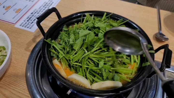 찬바람 불면 생각나는 뜨끈한♨️ 국물
칼칼하면서 영양까지 꽉채운 #등촌샤브칼국수 #얼큰세트
한냄비 뚝딱하면 #감기뚝

#안양맛집 #등촌샤브칼국수안양일번가점
#안양일번가맛집 #안양칼국수 #안양샤브샤브