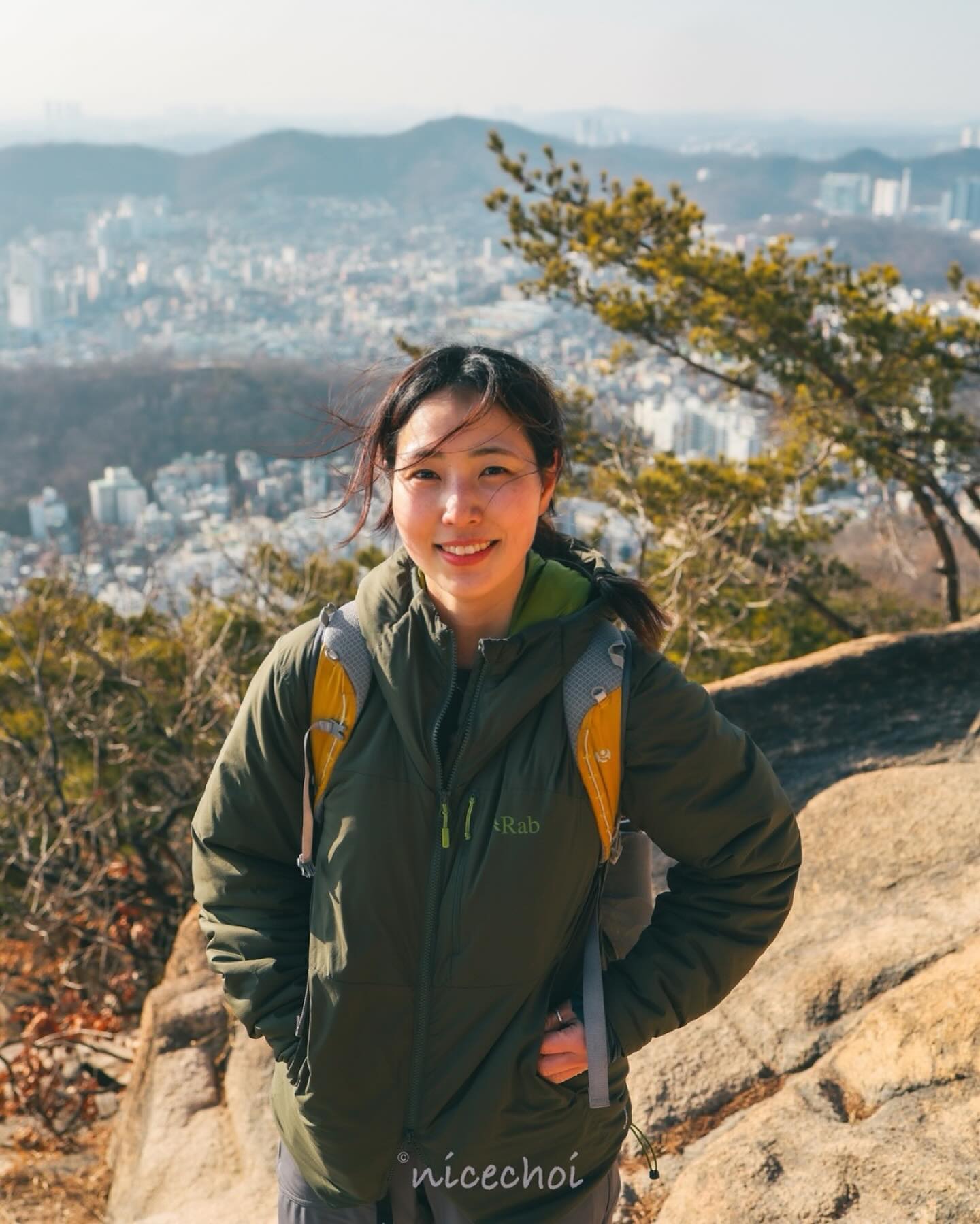 #이다랩
Rab 젠에어 알파인자켓 
XENAIR ALPINE JACKET

가을/겨울 주행용 자켓이 고민 중이라면?

가벼운 퍼텍스 퀀텀 에어 아우터로 제작되어
통기성과 내후성이 매우 뛰어난 자켓.
기온이 떨어질 때 효과적으로 온도를 조절하고 
정지 상태일때는 보온을 유지하며, 
이동 중에는 공기의 흐름을 증가시킨다.
직접 입어보면 위의 내용이 공감 될 것이라 생각한다
주행 중 밀착되는 가방, 
움직임이 있는 팔 부위에 불편함이 전혀 없고 
땀이 많은 편임에도 불구하고 산행 내내 쾌적하다. 

짧은 시간에 기온의 높낮이가 다양해지는 
가을, 겨울철 등산에 이상적인 미들 레이어 자켓이다. 

남자 사이즈로 구매하여 조금 커서 지금은 아버지가 착용 중
아버지도 편하게 입기 좋다며 만족하며 입는 있는 중! 
주행 중 용이하게 사용되는 레이어 자켓이니
사이즈는 맞게 입는 걸로 추천! 
없으면 올 겨울 산행에 아쉬울테니
내게 맞는 사이즈로 하나 더 구매 예정! 

- 경량 후면 후드 조절 가능한 헬멧 호환 후드 
- 가슴 포켓, 핸드포켓 2개, YKK 지퍼 
- 한쪽 포켓은 스터프색으로 패킹이 가능
- 신축성이 뛰어난 고무 거깃(gusset) 커퍼스 
- 밑단 조절 가능 

중량 : 449g / 핏 : 레귤러 

#Rab #랩 #랩마운틴피플 #outdoor #아웃도어 
#알파인자켓 #Rab자켓 #등산자켓 #등산 #mountains 
#백패킹 #backpacking #시에라아웃도어 #outdoorlife