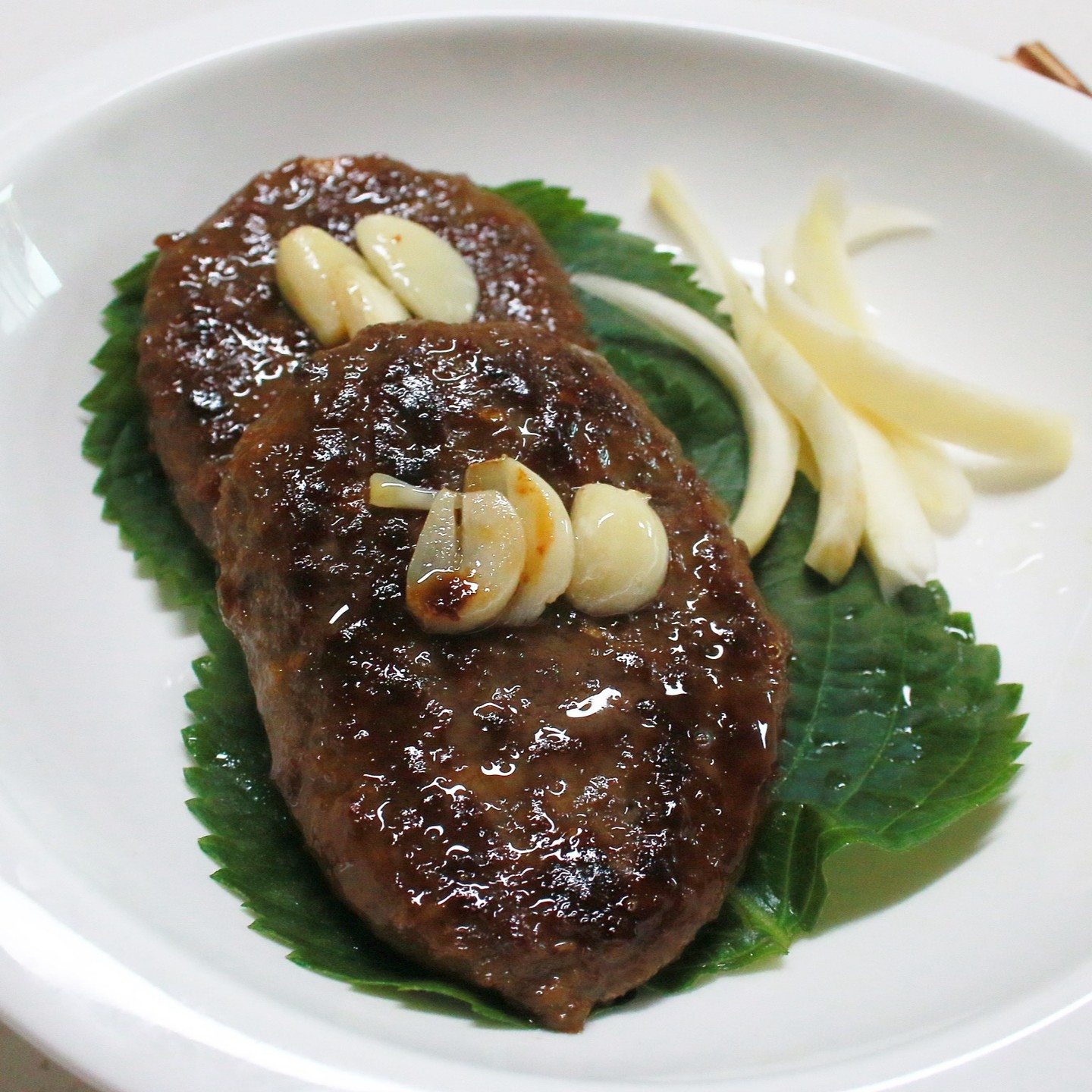 요즘 집에서 맛있는 한식을 즐기기 위해 밀키트를 자주 이용하고 있는데요, 
그중에서도 솔가원 한우한돈 떡갈비 밀키트를 먹어보았어요😊

한우와 한돈을 사용하여 만들어진 떡갈비는 육질이 부드럽고 풍부한 육즙이 일품이에요. 
집에서 간편하게 조리할 수 있고, 한 입 먹으면 입안 가득한 풍미가 느껴져요. 🍖

포장도 꼼꼼하게 되어 있어서 냉동실에 넣어두고 오래 저장할 수 있어요. 밥반찬으로도 좋고, 술안주로도 딱이에요! 🍻

특히 직화로 한 번 구워서 포장한 것처럼 육향이 좋고😊
씹을 때마다 나오는 육즙이 일품이에요. 소스가 따로 필요 없어서 간편하게 즐길 수 있어요. 👌

요리가 취미인 분들이나 한식을 좋아하는 분들께 강력 추천하는 제품이에요! 🌟

#한우한돈 #떡갈비 #솔가원 #간편식사 #집반찬
