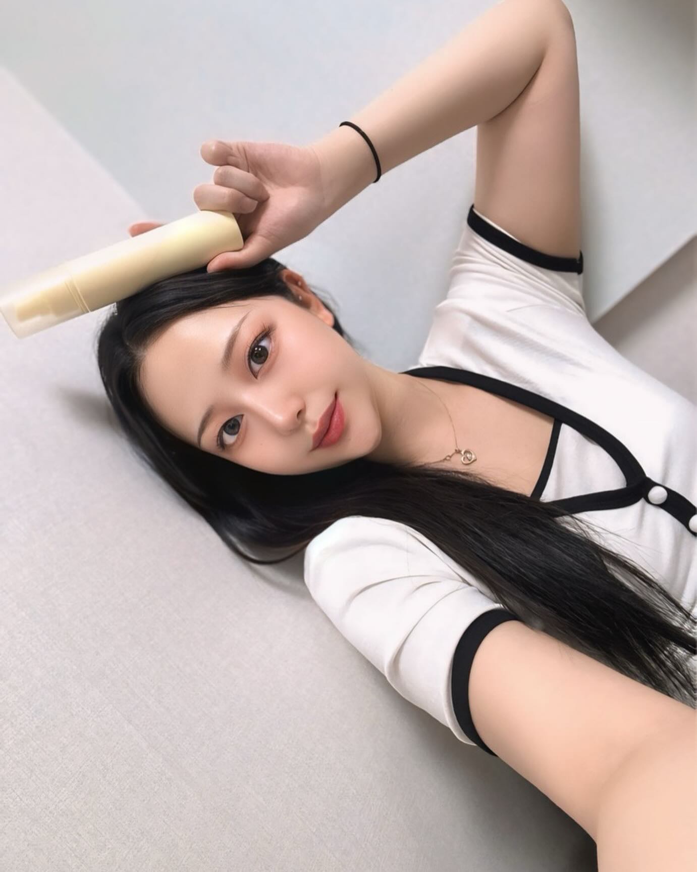 #협찬 not4u_korea 

웜톤 퍼스널 톤업 바디 미스트 💫

자연스럽고 예쁘게 끼임없이 톤업되는 바디미스트에요 !

웜톤 맞춤 컬러, 미백 기능성 인증, 촉촉한 텍스처, 360도 안개분사까지!

NOT4U만의 톤핏 화이트 콤플렉스로 웜톤 피부를 더 화사하게! 티타늄디옥사이드와 징크옥사이드가 함유되어 있어요✨

단 1회 사용으로 즉각적인 톤업, 24시간 지속 테스트 완료
8종 히알루론산 3종 아미노산 6종 미네랄 함유로 촉촉하게 사용 가능✨

피부 미백의 핵심 NOT4U 그리나치온 화이트닝엔 글루타치온과 나이아신 아마이드, 5가지 자연유래 성분으로 뿌릴수록 밝게 표현✨

퍼스널 톤업 바디 미스트는 이탈리아 'V-LABEL'에서 비건 인증을 받은 제품이에요 동물 유래 원료를 전혀 사용하지 않아 안전하게 사용할 수 있고 민감성 피부도 안전하게✨

피부 평균 반응도 0.00, "무자극 판정"을 받은 제품이라 안심하고 사용할 수 있겠죠 🫧

거뭇거뭇한 착색 부위나 탄자국으로 고민하시는 분들께 추천드려요🫧

기존 톤업 제품을 사용 할때 부자연스럽게 올라가는 톤업으로인해 불편했는데 이 제품은 웜톤 맞춤 컬러라 자연스럽고 예쁘게 끼임없이 톤업되서 아주 만족하면서 사용하고 있어요 제품이 생각보다 사용하기 간편하고 편리한게 큰 장점인거 같아요 🫧

자연스러운 톤업 미스트 찾으시는 분들 웜톤 퍼스널 톤업 바디 미스트 강추 드립니다 ✨

#협찬 #낫포유 #낫포유퍼스널톤업바디미스트 #낫포유바디미스트 #바디톤업크림 #톤업스프레이 #바디톤업 #프로필 #프로필스튜디오