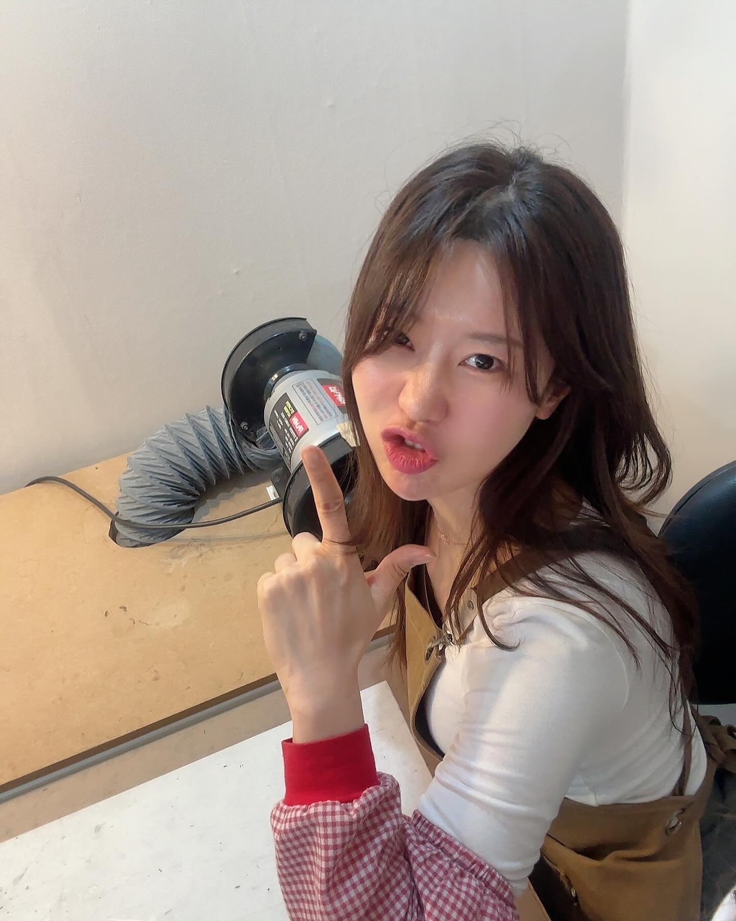유리공예 도즈언 🩵

썬캐쳐 돌고래 🐬 만들었는데
진짜 어려운 거였네요
깨질까봐 손이 덜덜덜 🫨

그래도 결과는 너무 만족💛
정말 이쁘잖앙 ☺️

햇살 들어오는 곳에 걸어놓으면
반짝 반짝 최고에용✨
유리공예 추천추천!!

다음엔 도자기 공방 도전이닷👊