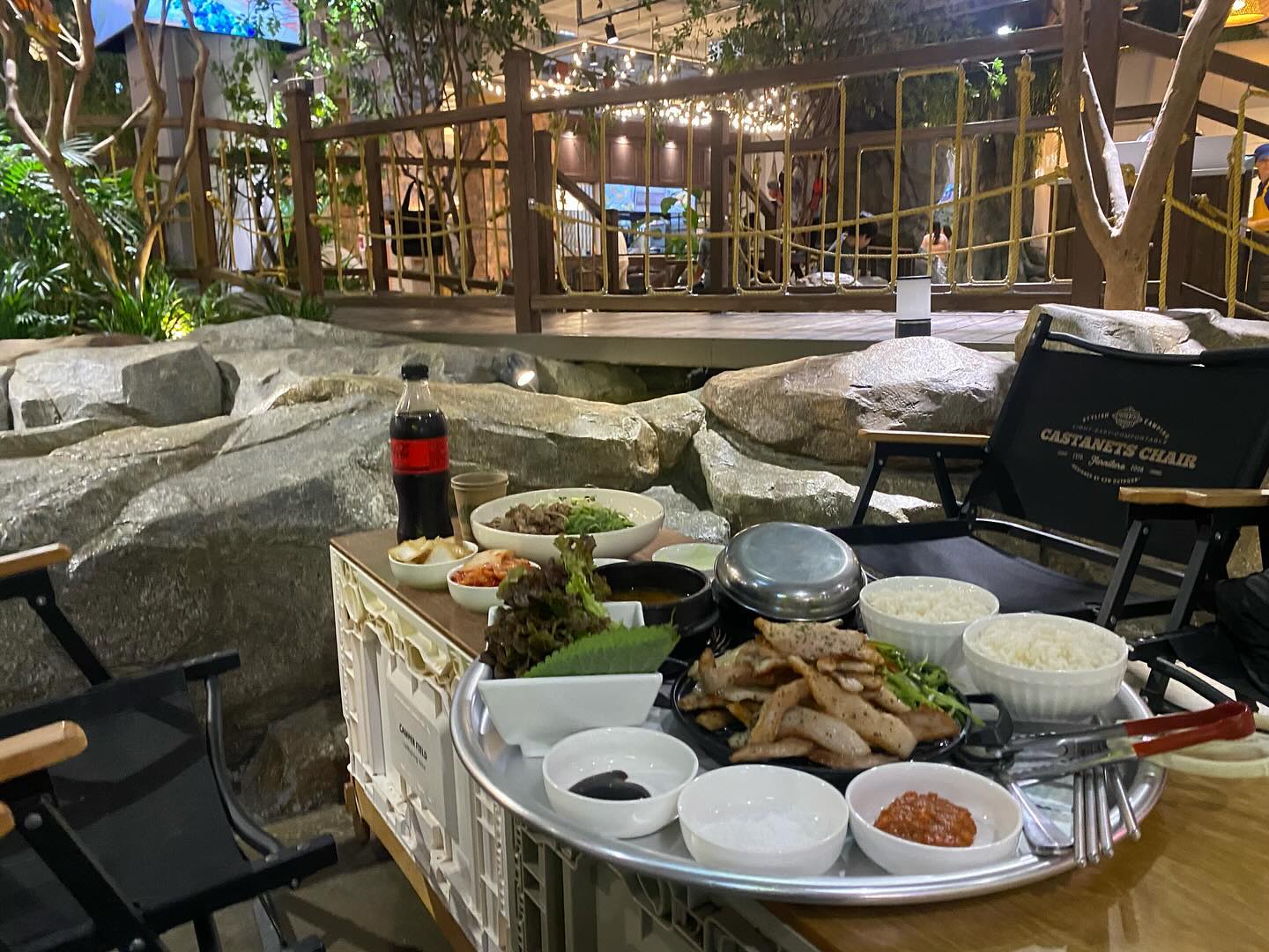 동탄 라크몽 복합 쇼핑몰에 캠핑장을 컨셉으로 한 세겹회관을 다녀왔습니다 :) 캠핑장의 분위기를 좋아하시는 분들이 들리면 좋아했겠다 라는 생각이 가장 크게 들었고 고기를 직접 다 구워서 전달해주셔서 너무 좋았습니다! 그리고 마치 진짜 계곡 삼겹살 집에 온 것 같아서 색다른 경험이자 밥집이여서 추천 하고 싶어요!

#세겹회관#동탄고기집#동탄고기맛집#동탄고깃집#동탄삼겹살#동탄고기#동탄라크몽맛집#화성고기집#화성맛집#화성송동맛집#화성데이트#화성가볼만한곳#동탄호수공원#메리그라운드맛집 #좋아요 #좋반 #맞팔 #맞팔해요 #lfl #ffff