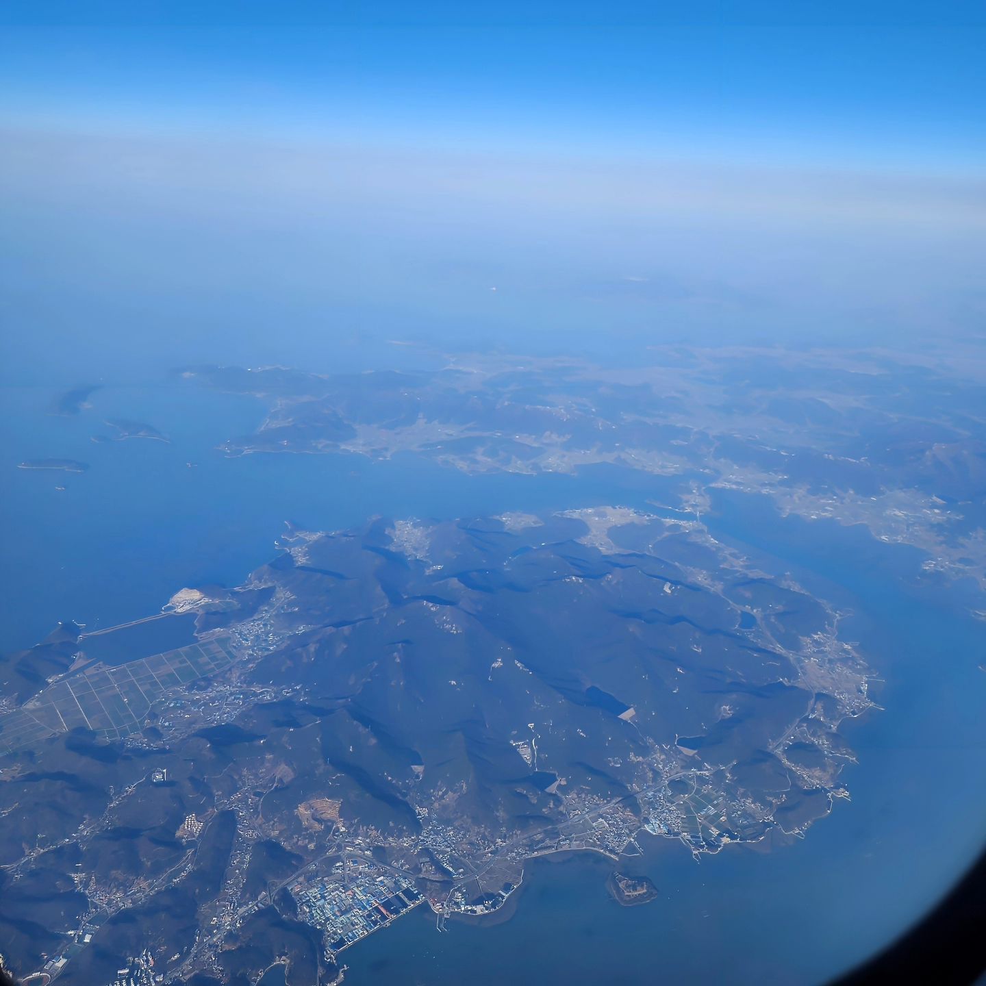 🛫

신기하네

구름한점 없는 하늘위 

#항공샷