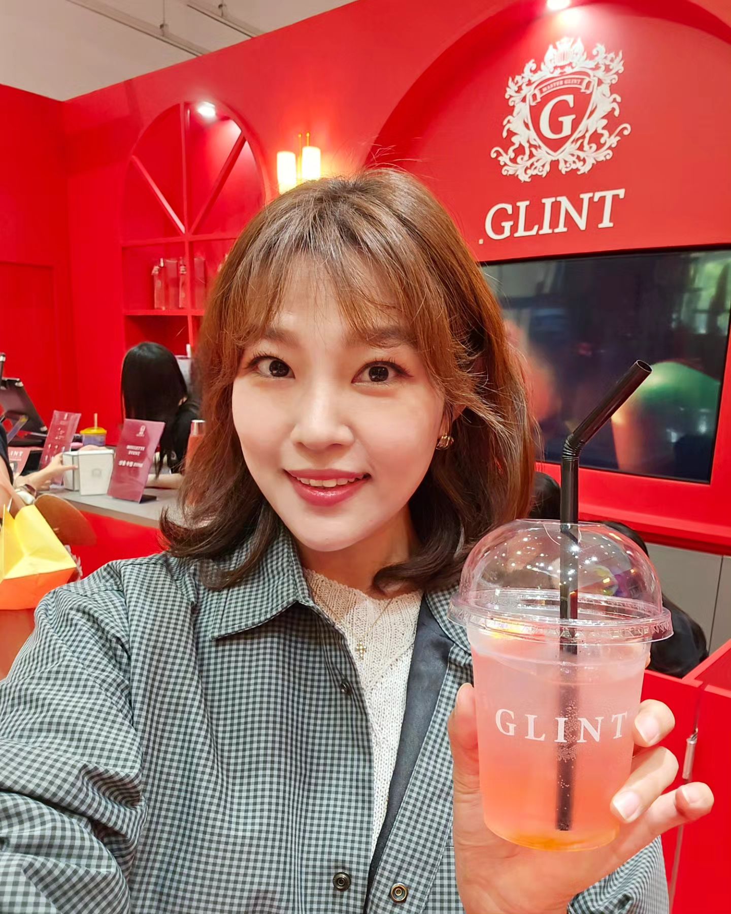 #광고 
롯데월드몰 #팝업스토어 #글린트 #팝업행사 다녀왔어요 

진한 딸기의 달달함이 매력적인 #리큐르 #칵테일 도 마셔보았는데
너~어무 맛있잖아요?? 🤩

기운없었는데 순간 기분 업업!!

다양한 선미칵테일판매중인데요-
👉🏻매일 선착순 100명에게 한정제품 구매 및 각인 서비스 제공한다고해요
👉🏻1병이상 구매시 홀로그램 PVC백도 제공중이라니 선물용으로도 좋겠죠?

팝업스토어사진 인스타그램 업로드시 
굿즈, 쿠폰 등 100% 선물당첨 룰렛이벤트도 참여할 수 있답니다^_^*

📍5월 9일 ~ 19일 일요일까지
📍롯데월드몰 1층(런던베이글뮤지엄옆)
📍오전 10시 30분 ~ 22시까지 진행
📍https://bit.ly/4cZlUgu

❇️제조원 (주)민속주왕주 / 판매원 (주)글린트증류소직매장 
🚫지나친 음주는 뇌졸중, 기억력 손상이나 치매를 유발합니다
🚫임신 중 음주는 기형아 출생 위험을 높입니다

#선미주 #주류 #딸기 #하이볼 #글린트리큐르 #명인리큐르 #주부인플루언서냥냥