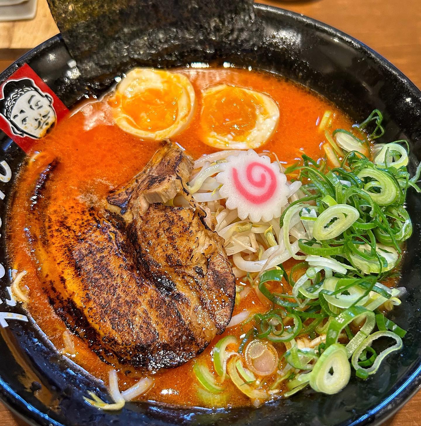 🍜타이칸라멘🍜 

🔺카라이라멘 (돈코츠)

일본 현지 분위기!!
항상 일본어 라디오를 틀어 놓는듯하다.

가게 내부에는 따로 테이블이 없고, 바 형식으로 되있어서
9~10명 정도 수용 가능한것 같다.

추가 토핑 없이 주문한 라멘은 기본적으로 양이 많았고, 밥도 무료!

분위기도 괜찮고, 
혼밥으로도 좋고 해장으로도 좋을것같은 타이칸라멘🍜

점심시간에는 90% 웨이팅이 있으니 잘 피해가면 좋을듯 합니다!

📍경기 안산시 단원구 고잔2길 71 101, 102호

#협찬 #협찬문의 #타이칸라멘 #라멘