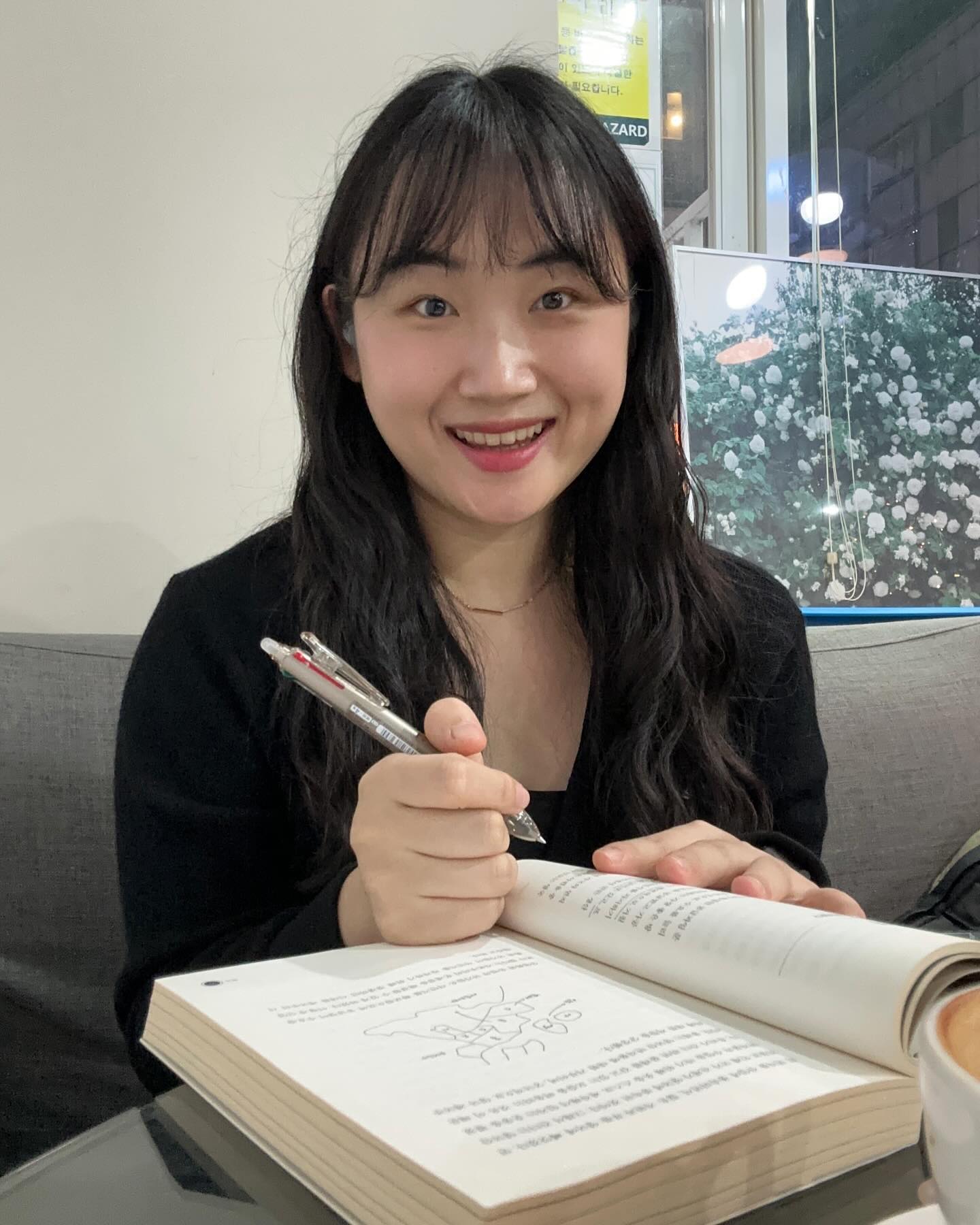 오랜만에 일상사진🖤

요즘 줄글이 가득한 책에 빠졌다📚
나는 봤던책 보고 또 보고 ~ !

오늘 알라딘에서 주문한 책 6권도 도착하다구 하는데
넘 설렌다💚💚

자기개발서나 경제 관련 도서보다는
요즘은 배경지식, 시사상식 관련 책이 더 끌린다☺️

그나저나 이제 겨울을 즐긴만큼 즐긴거 같아요⭐️
어서 봄이 와줬으면 좋겠어요...
건조하고...오들오들 춥고...

그래서 그런지 요즘 글로우 립과 립밤들에
눈길이 많이 간달까..💄

예전에는 강경 매트파였는데😂

#셔터 #셔터브리티
#올리브영 #올리브영셔터 
#새해루틴 

oliveyoung_official 
oliveyoung_mag_official