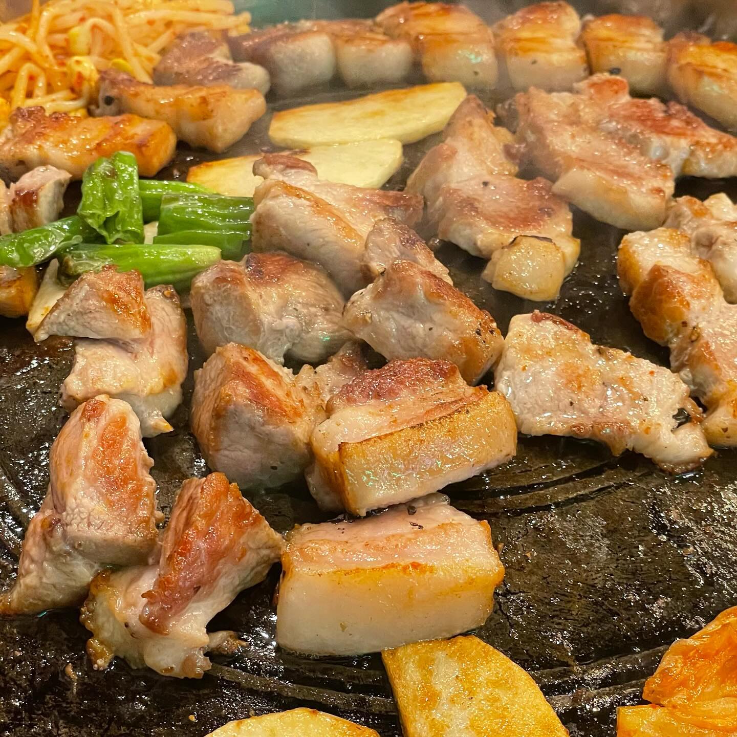 #저녁추천 
평택에 놀러갔다가 의도치않게 먹게된 솥뚜껑삼겹살집!
인테리어에 놀라고 맛에놀랐다
고기는 다 구워주시고, 친절하게 먹는법알려주시면서
각한번씩 싸주신다,,, ㅎㅎ 맛있게 먹는방법대로 다먹어봤는데
하나도 맛없는 조합없이 맛있었다!!! 
서비스로나온 아보카도 육회도 JMT 
아보카도랑 육회가 어울리는지 몰랐다,,,🥑
두루두루 반찬이며, 김찌, 계란찜 다 만족!! 
담번에 놀러가면 또갈거임, 우리지역에도 있는지 찾아봐야지😅
.
.
📎 고부돈
📎 고깃집
📎 경기 평택시 고덕중앙로 200-5 1층 104~106호