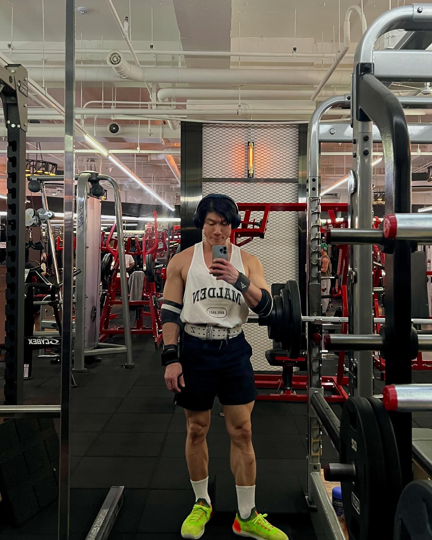 ⠀
2024-02-16 바디캘린더 723번째 운동 일지

☑️ chest day 
1️⃣ 파워랙 벤치 하다가 95 올려봤는데 한개도 못 함. 나는야 나약한 남자
2️⃣ 인클 덤벨프레스는 집중력잇게 했더니 느낌이 좋았음.
3️⃣ 딥스머신 가슴에 자극주려니 빡셈
4️⃣ 플라이 아랫가슴 자극 덤벨플 윗가슴 자극

119분 39세트 13.5톤

풀오버: 스트레이트 암, 덤벨, 가슴
웜업 13kg 12회
웜업 15kg 12회
웜업 15kg 12회
웜업 15kg 12회

플라이: 머신
1세트 33kg 10회
2세트 40kg 15회
3세트 40kg 15회
4세트 40kg 15회

벤치 프레스: 바벨
웜업 20kg 10회
1세트 60kg 8회
2세트 80kg 7회
실패 90kg 4/6회
실패 90kg 3/5회
실패 95kg 1/3회
실패 90kg 3/5회
드랍 60kg 6회

벤치 프레스: 인클라인, 덤벨
웜업 20kg 12회
1세트 42kg 10회
2세트 60kg 8회
실패 70kg 4/5회
4세트 70kg 6회
5세트 70kg 6회
6세트 38kg 8회

체스트 프레스: 머신 NAUTILUS LEVERAGE
1세트 40kg 10회
2세트 60kg 9회
3세트 60kg 9회
4세트 70kg 7회
5세트 70kg 7회

딥스: 가슴, 머신
1세트 60kg 10회
2세트 100kg 8회
3세트 100kg 7회
4세트 100kg 7회
5세트 85kg 8회

(슈퍼세트) 플라이: mid, 케이블
1세트 12kg 12회
2세트 17kg 12회
3세트 17kg 12회
4세트 17kg 12회

(슈퍼세트) 플라이: low, 덤벨, 양손
1세트 6kg 12회
2세트 6kg 12회
3세트 6kg 12회
4세트 6kg 12회

레그 레이즈: 횟수
1세트 20회
2세트 20회
3세트 20회
4세트 20회
5세트 20회