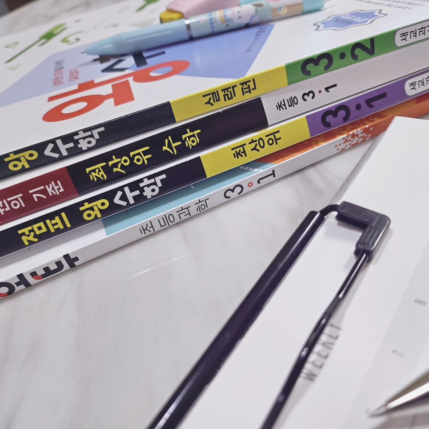 #유빈이의집공부✏️
#예비초3 #엄마표수학
유빈이는 영어학원을 다니기 시작하면서 
수학 진도가 좀처럼 더디게 빠지는 덕에 
아직도 3-1심화를 풀고 있다는🥲

빠른 선행은 아니지만 그래도 꾸준히
아이 속도에 맞춰나가기로🤓

여행 가서 잃어버린 유준이 안경 새로 하고
서점 들러 유빈이 3-2왕수학 실력 끝내고 풀릴
최상위S도 집어왔다죠.

#일상복귀로는공부가최고🤭
#너도나도힘내보자
#오빠따라수학학원보내고싶지만
#원하질않으니PASS