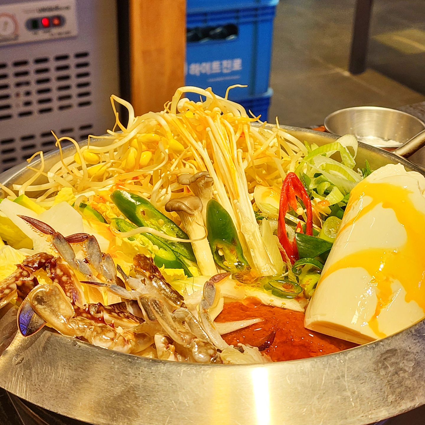 👉숙성 고기 맛집 고기원칙 논산점🍖#내돈내산

🥕오늘은 논산 찐 맛집!!!고기원칙에 왔어요~~
가장 큰 장점은 서비스 탕이 나옵니다!! 너무 맛있어 보이지 않나요~?
꽃게와 더불어 양도 많아서 술이 막 생각나는 맛이에요!!😆

🥕일반 고기와 달리 된장숙성이라 더 부드럽고 맛이 풍부해요!!
쫀득하면서 육즙이 살아있는게 느껴져 먹어도 먹어도 질리지 않는 맛이에요(이번으로 N번째 계속 방문중..🩷) 사장님이 고기 관리 엄격하게 하신다는데 맛부터 다르다는게 느껴졌어요👍

🥕계란찜을 시켜봤는데 몽글몽글..너무 부드럽고 맛있어요!! 사이드 반찬도 너무 맛있어서 자꾸만 손이 가네용👍

🥕후식으로 뻥스크림까지...너무 완벽한 거 아닙니까..너무 만족스러운 식사였습니다!!🩷❤️

오시는 길: 충남 논산시 시민로132번길 36-1 1층 고기원칙 논산점

#고기원칙논산점 #논산맛집 #논산고기원칙 #논산삼겹살맛집 #고기원칙 #72시간항아리숙성 #숙성삼겹살 #내돈내산 #논산고기맛집 #맛집추천 #먹스타그램