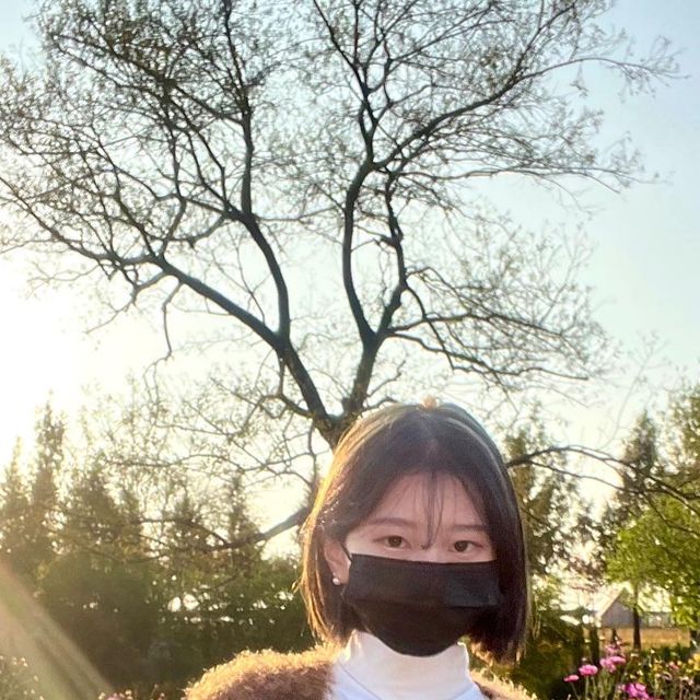 다은ෆ on Instagram: "#광고 너무 예쁜 반폴라 티셔츠!! 날씨가 쌀쌀했는데 마른파이브 반폴라 덕분에 매우 따뜻..🧡 기본템이라 여기저기 다 잘어울리고 재질도 너무 부드럽다✨ #스포츠브라